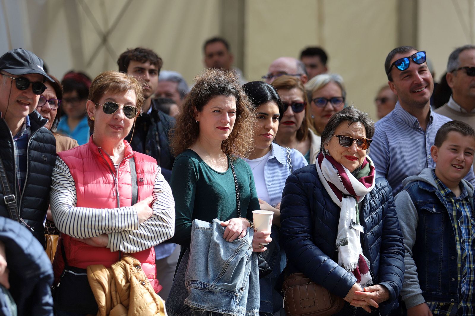 Imágenes del ambiente en la mañana de carnaval en Huelva