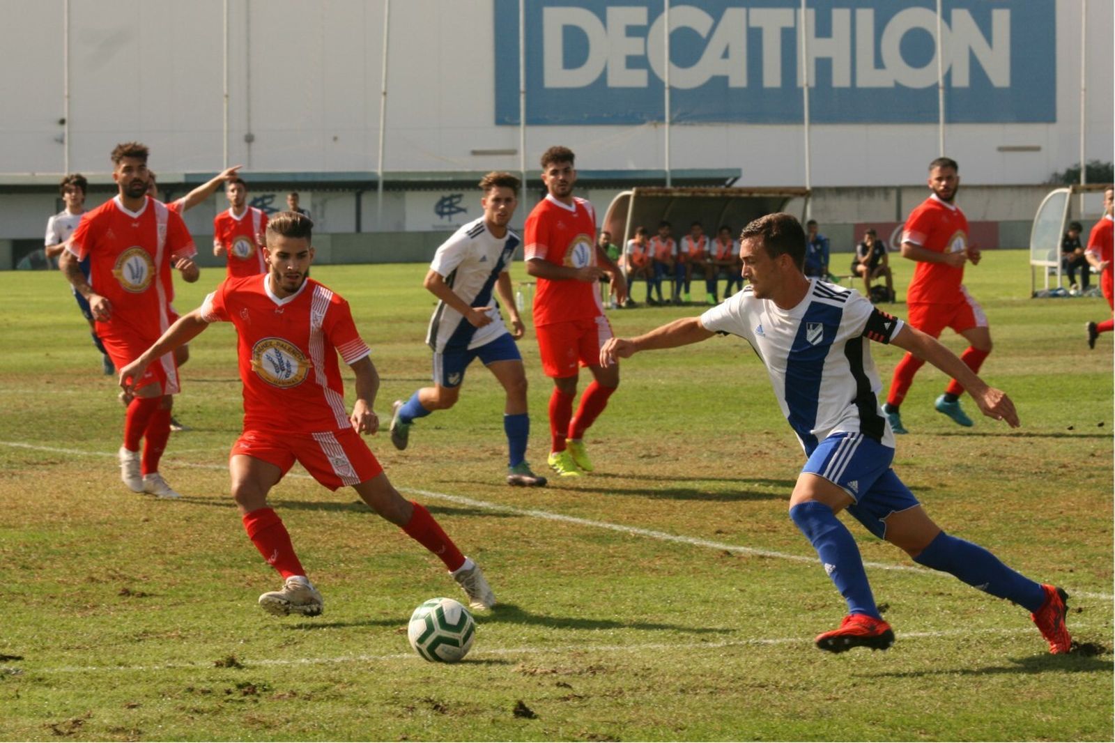 Juan Aguilar intenta frenar el avance de Diego Domínguez en un lance del partido.