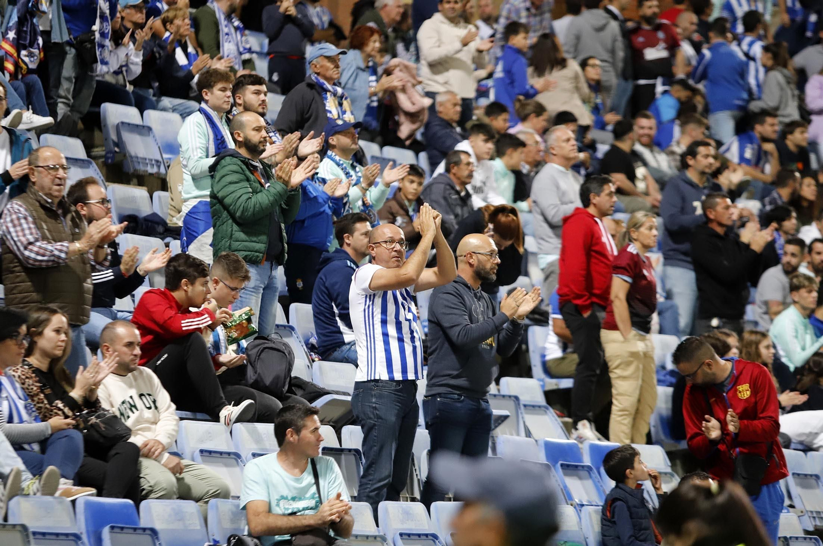 Gran ambiente en las gradas del Nuevo Colombino para el Recre-At Sanluqueño, en imágenes