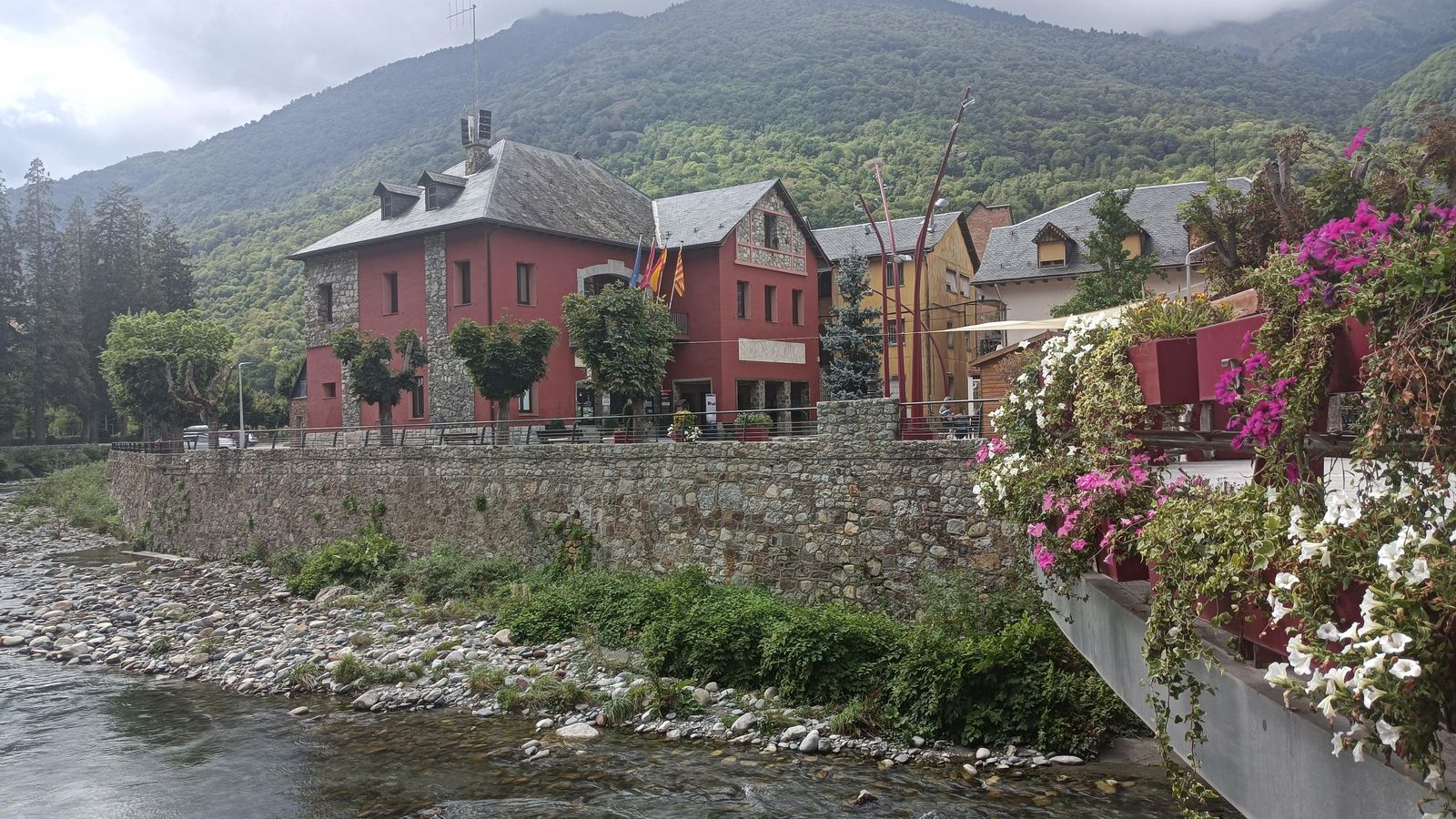 La plaza del ayuntamiento de Les.