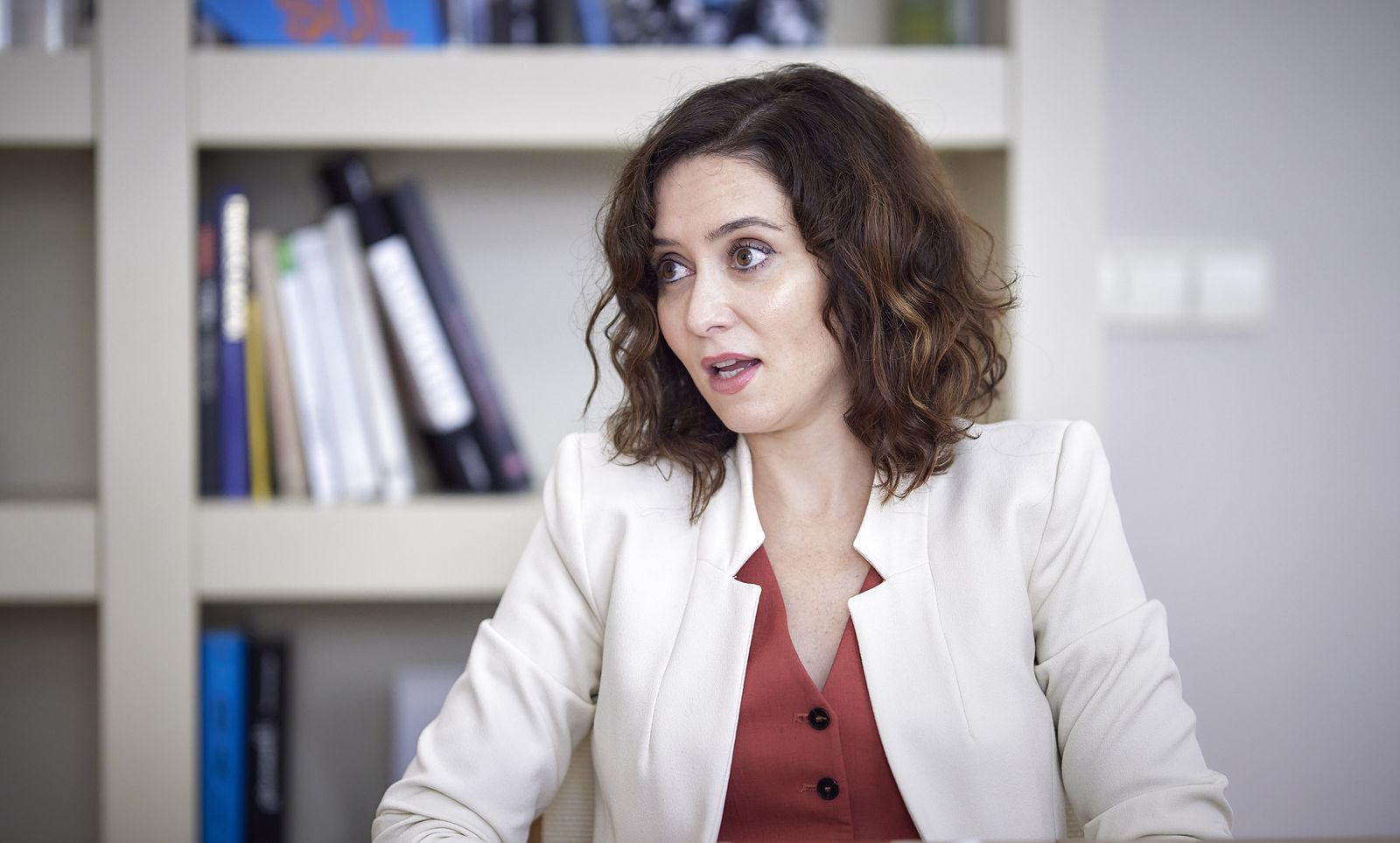 Todas las fotos de la entrevista a Ayuso