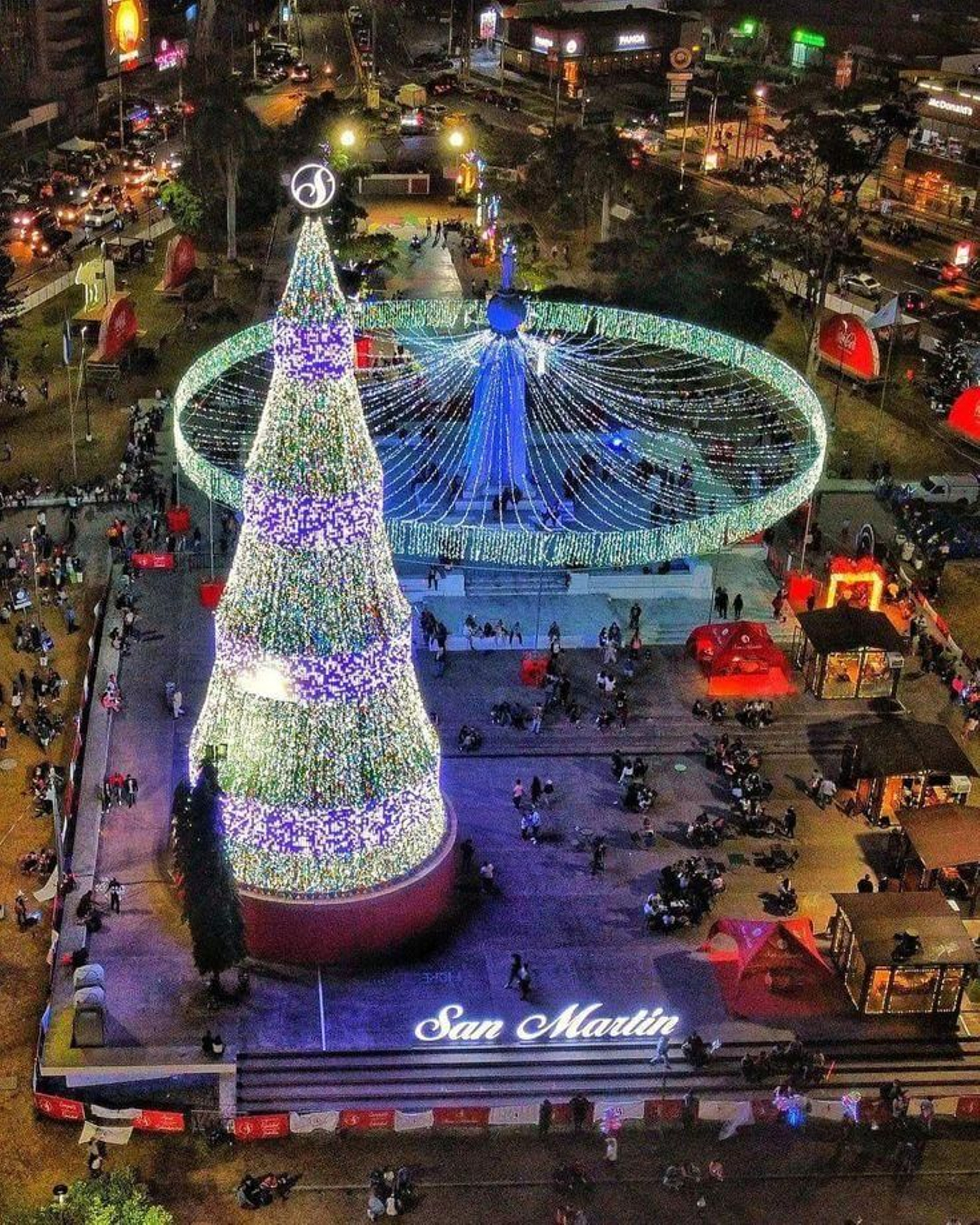El árbol de Navidad más alto de Centroamérica en El Salvador.
