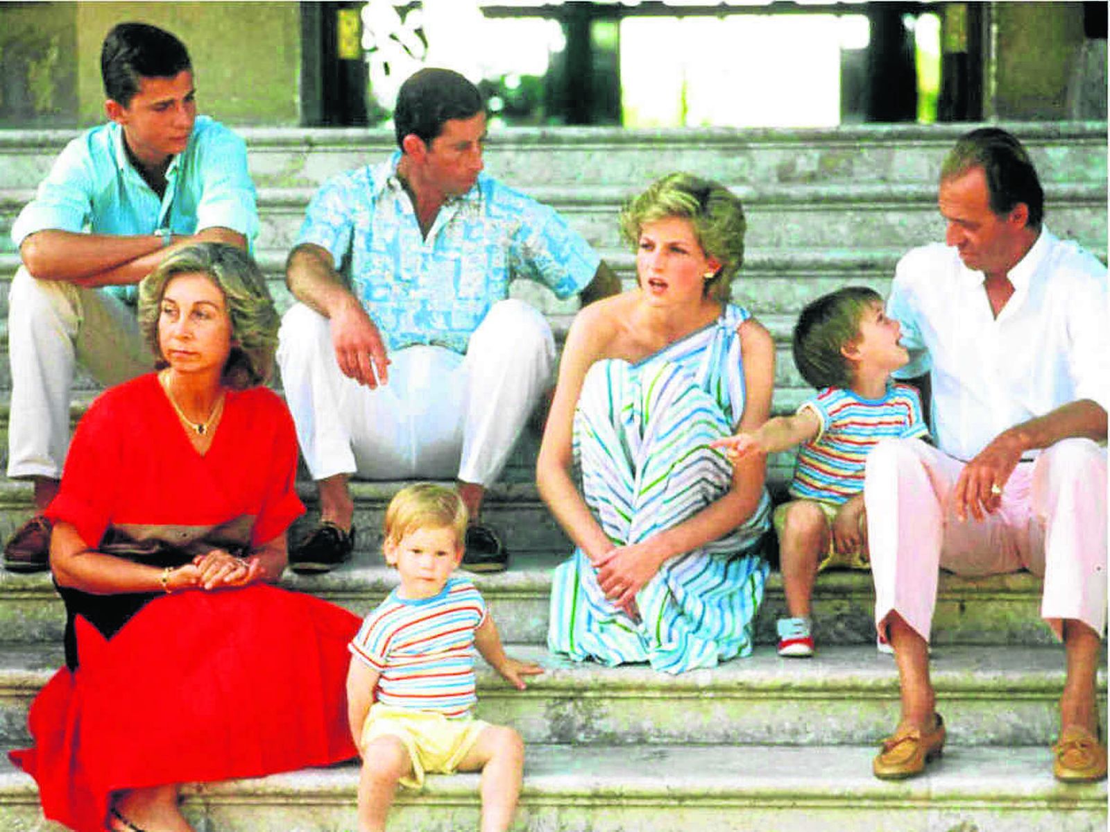 Reyes y príncipes en la escalinata del palacio de Marivent.