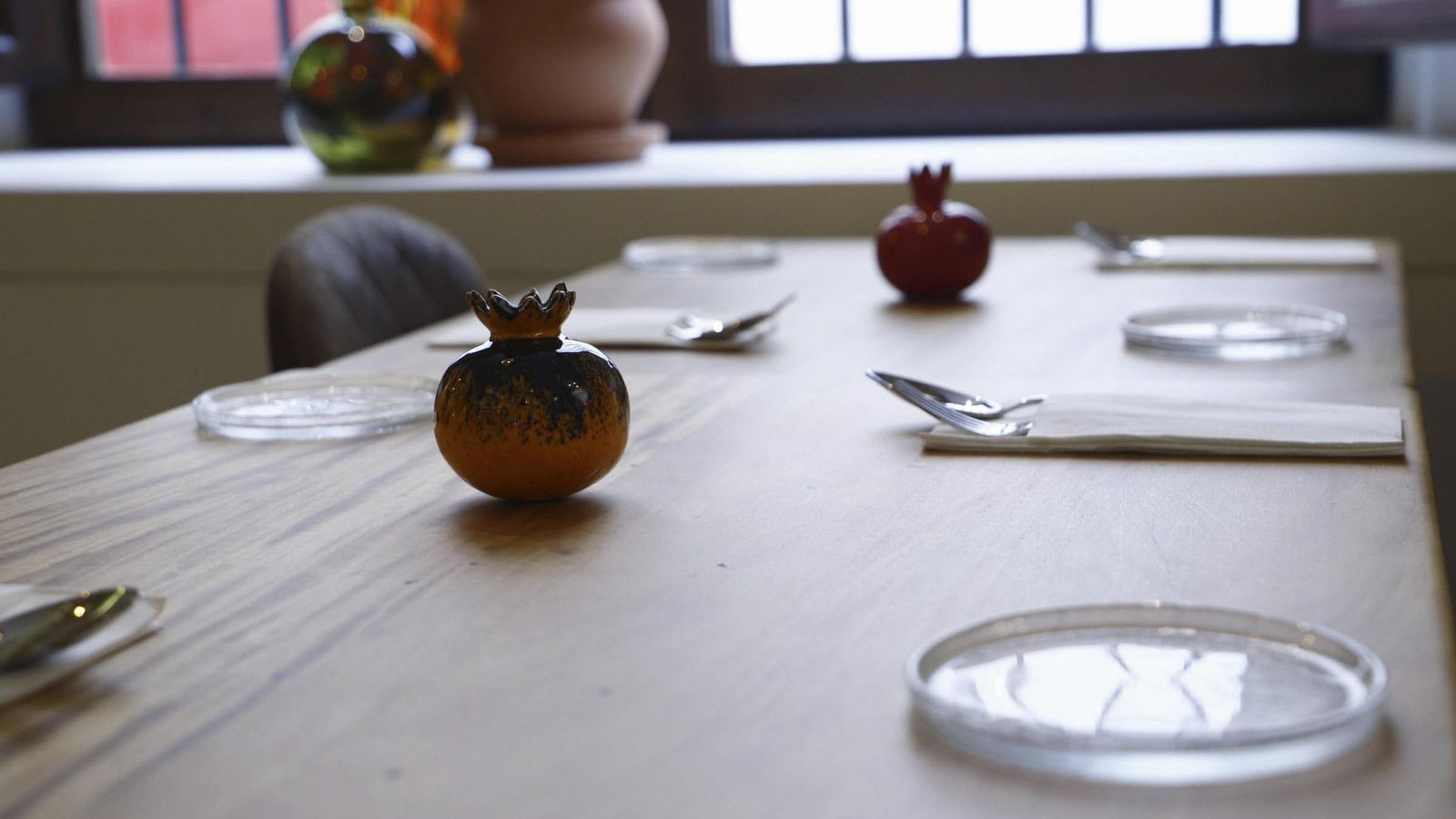 Las cucharas y las granadas, marca de la casa