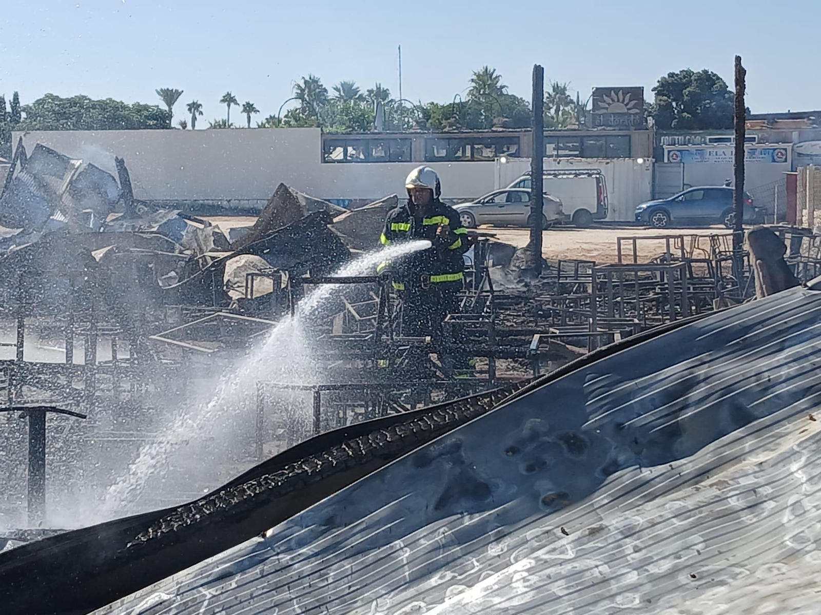 Las imágenes del incendio del chiringuito El Arenal de El Palmar