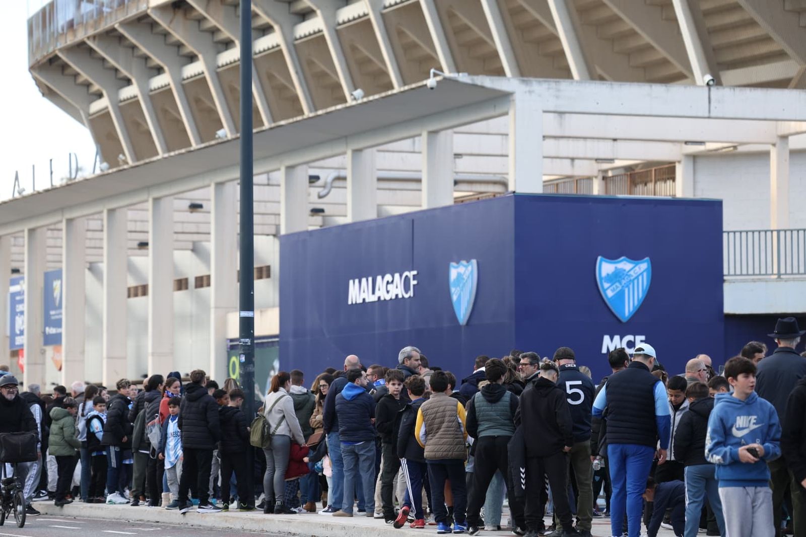 Búscate en las fotos del entrenamiento del Málaga CF en La Rosaleda