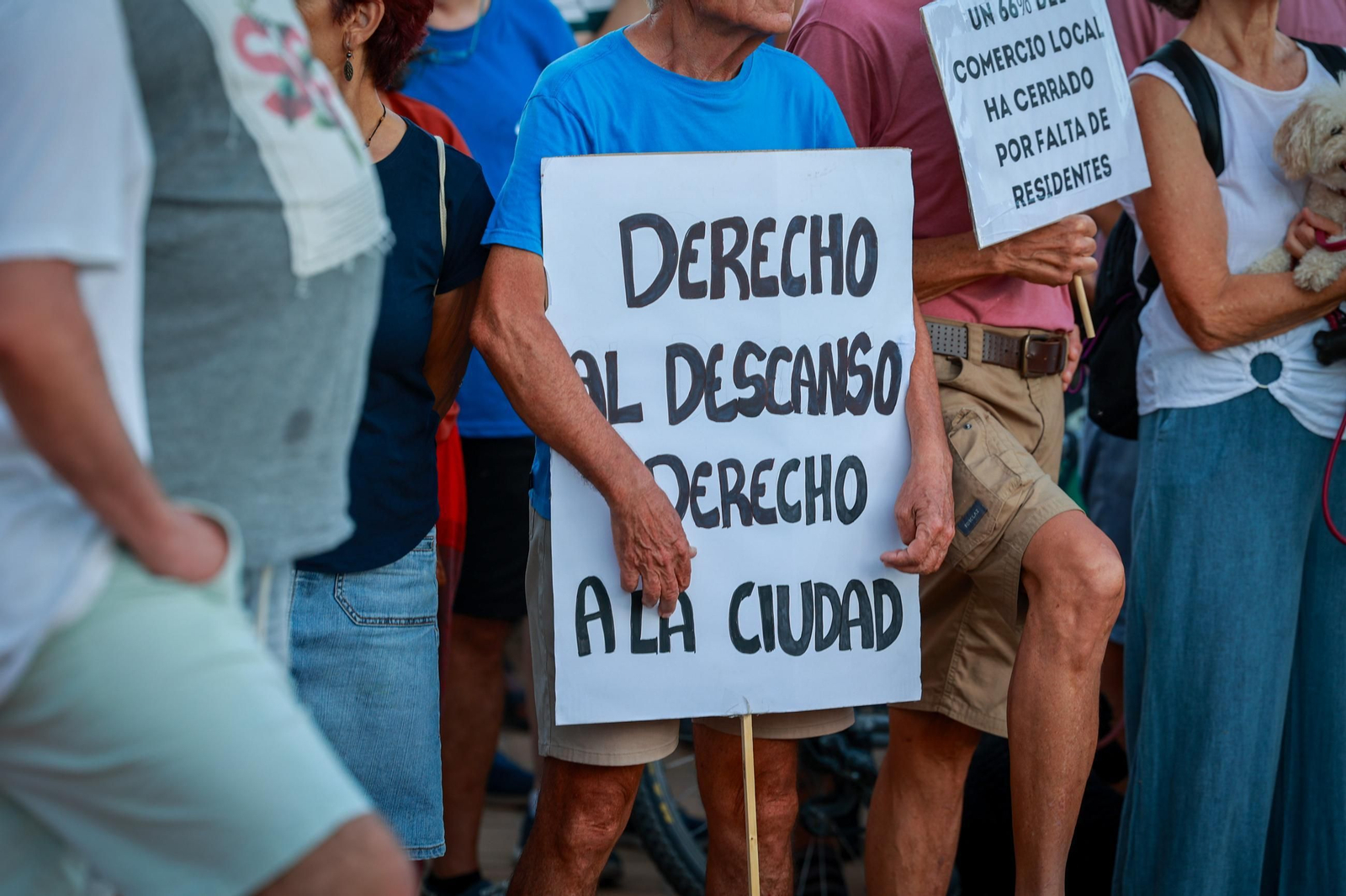 Las imágenes de la concentración en El Puerto contra el turismo de borrachera