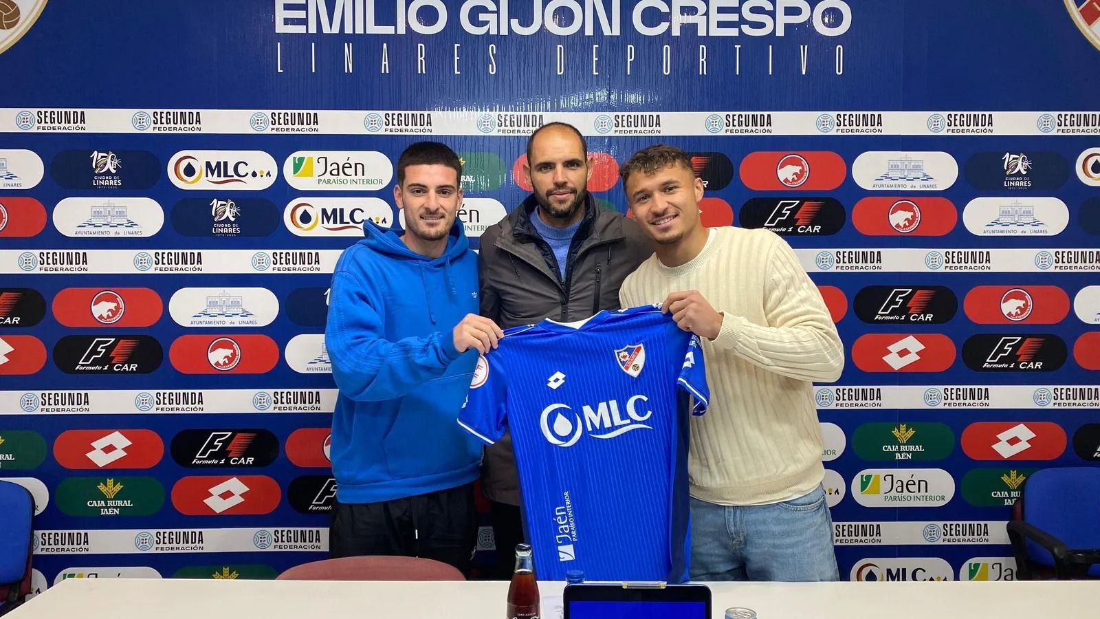 Christian Sanz, director deportivo del Linares, junto a los refuerzos de invierno Juan Alegre y Alejandro Cova.