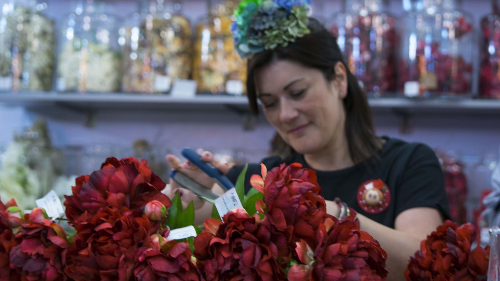 Mar Flores, dependienta de Blanco Azahar, preparando unas flores en la tienda.