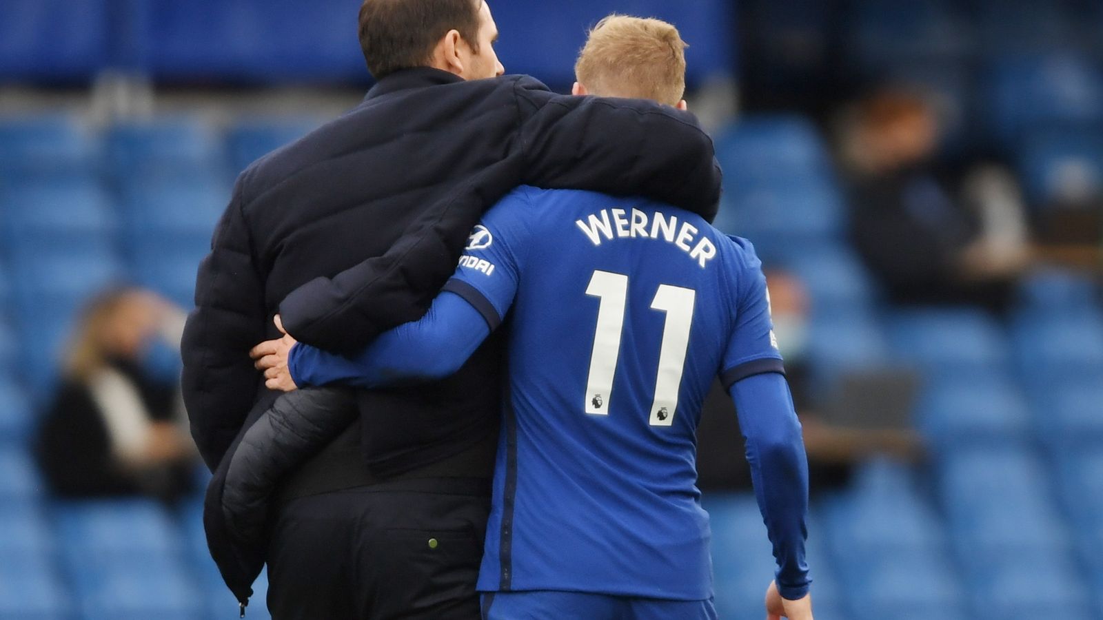 Frank Lampard anima a Timo Werner un partido Stamford Bridge.