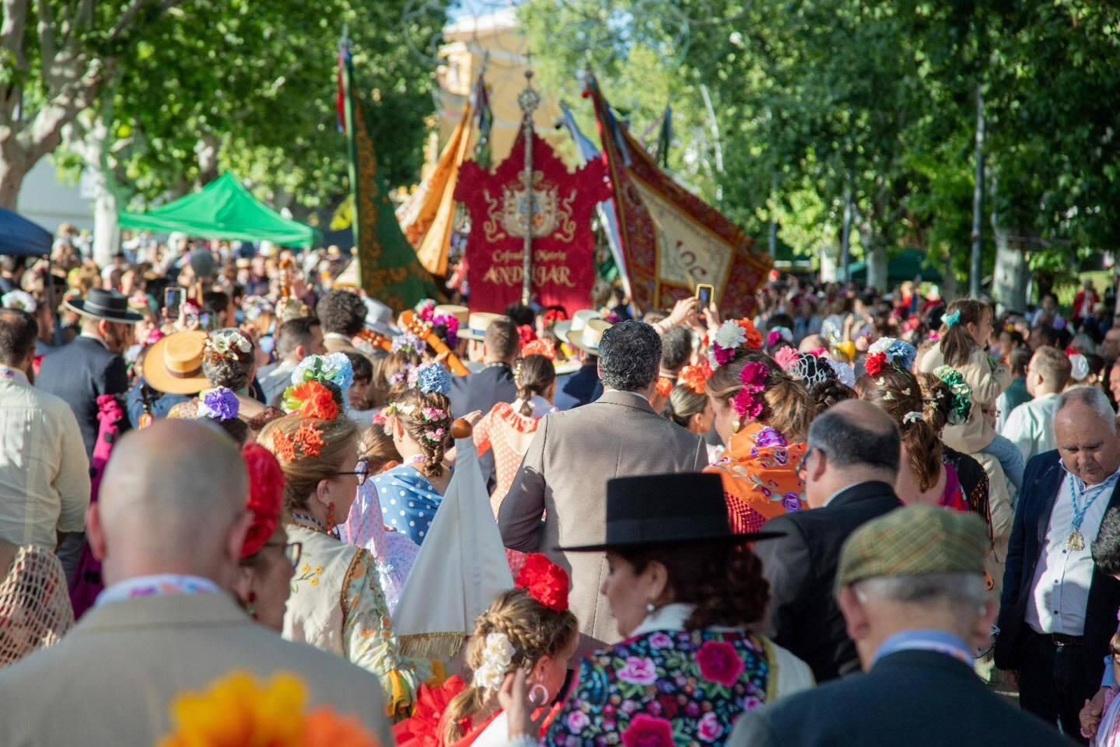 Las banderas y el estandarte de la Cofradía Matriz ondean por las calles iliturgitanas.