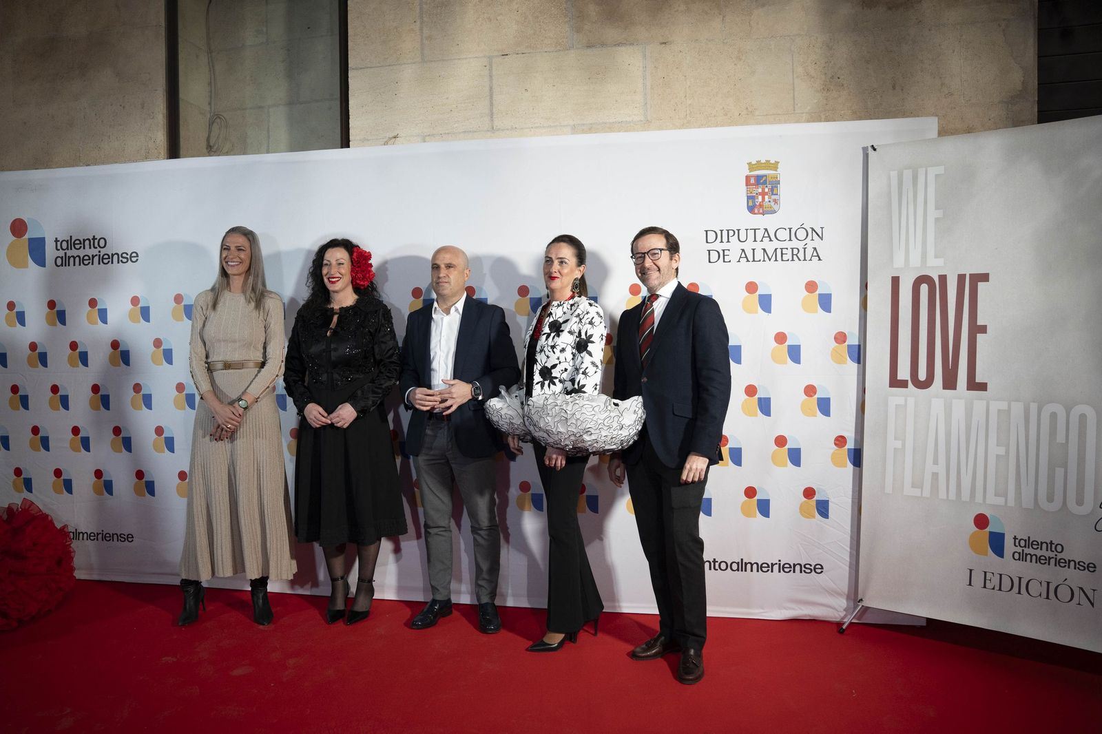 Laura Sánchez, María del Mar Vázquez, José Antonio García Alcaina, Aránzazu Martín y Javier Villa a las puertas del Cervantes.
