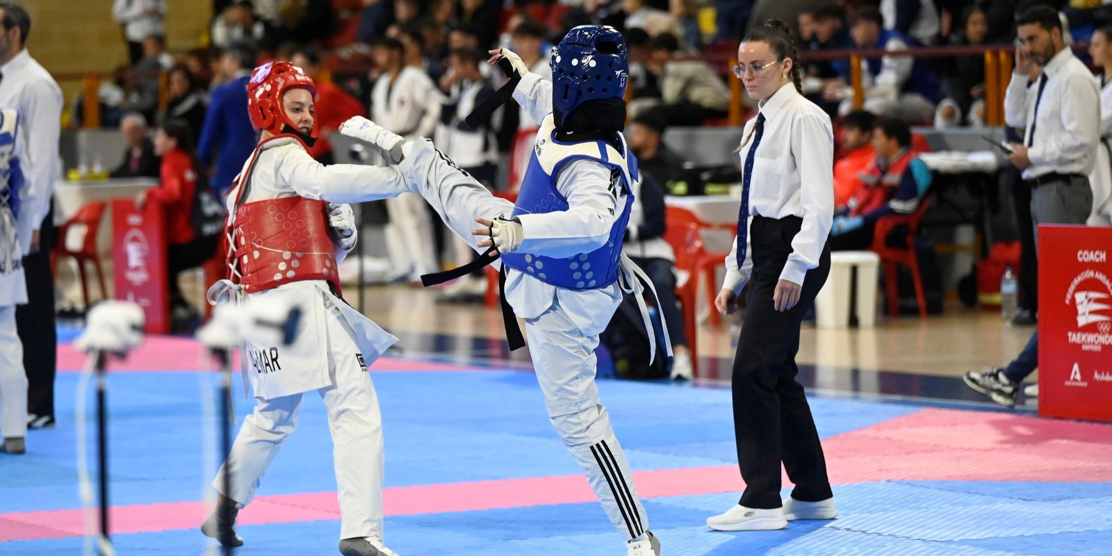 Uno de los combates de taekwondo celebrados este sábado en Vista Alegre en el Open Internacional de Andalucía.