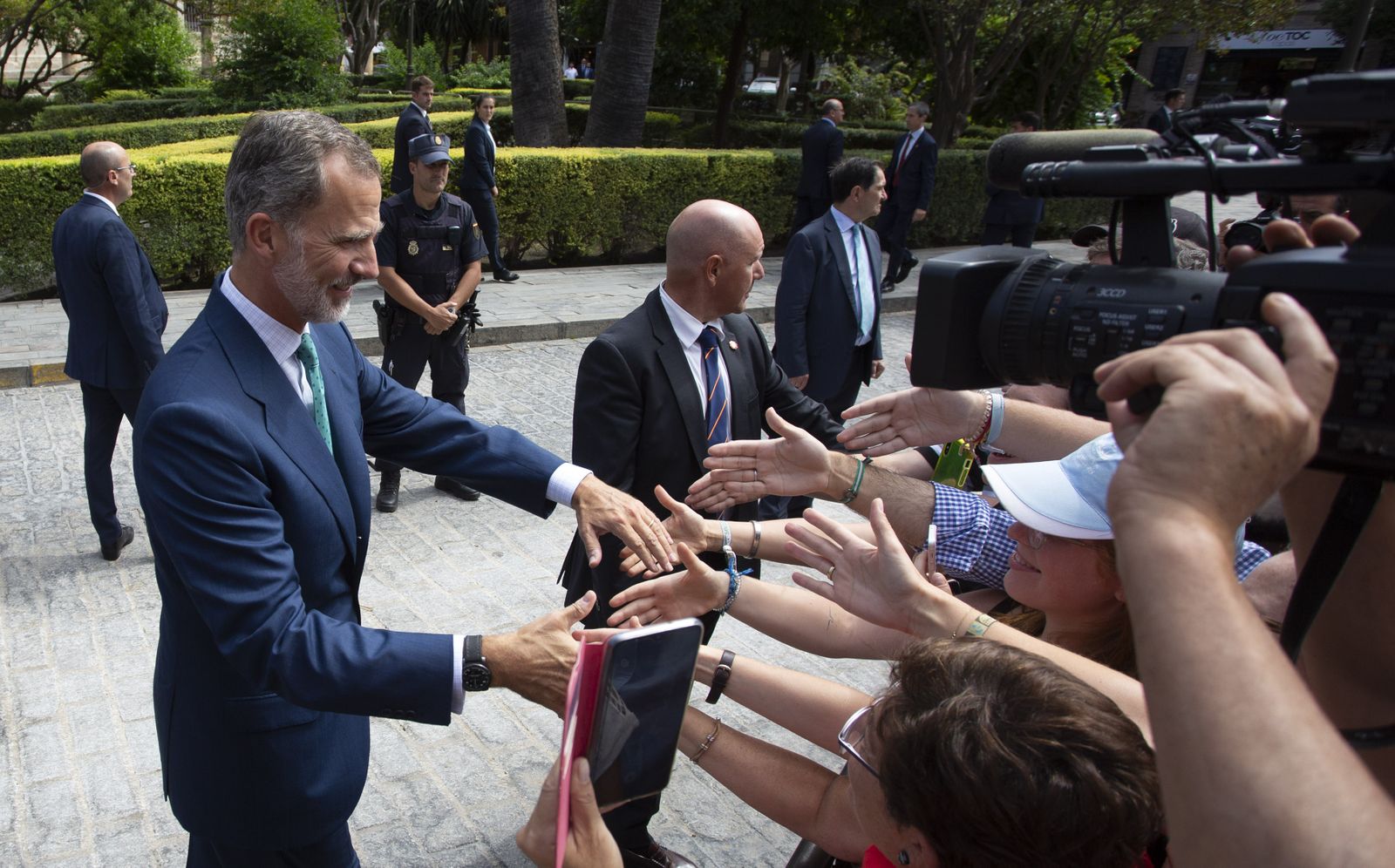 La visita de los Reyes a la exposición 'El viaje más largo', en imágenes