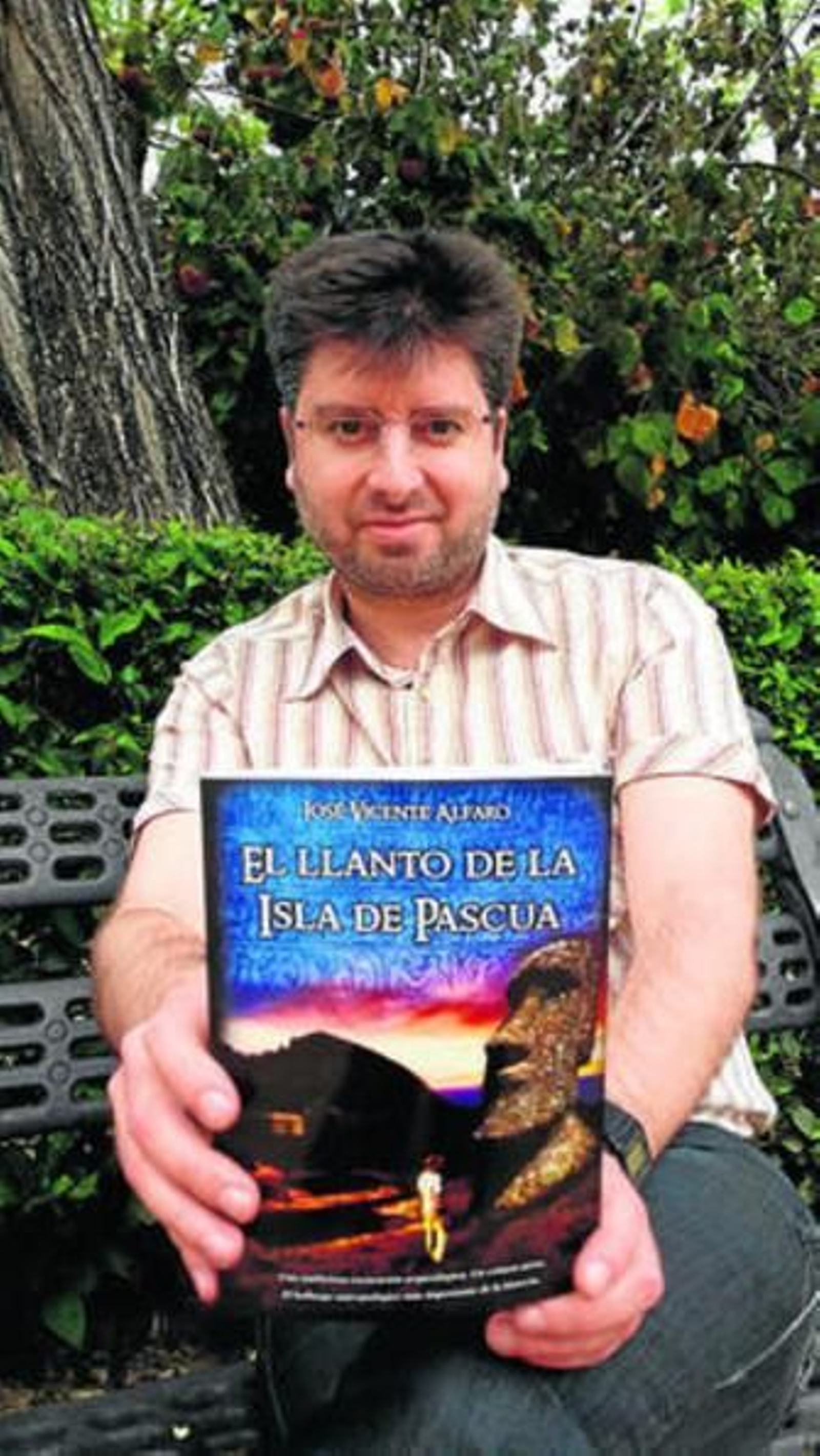 José Vicente Alfaro posa con un ejemplar de su segunda novela.
