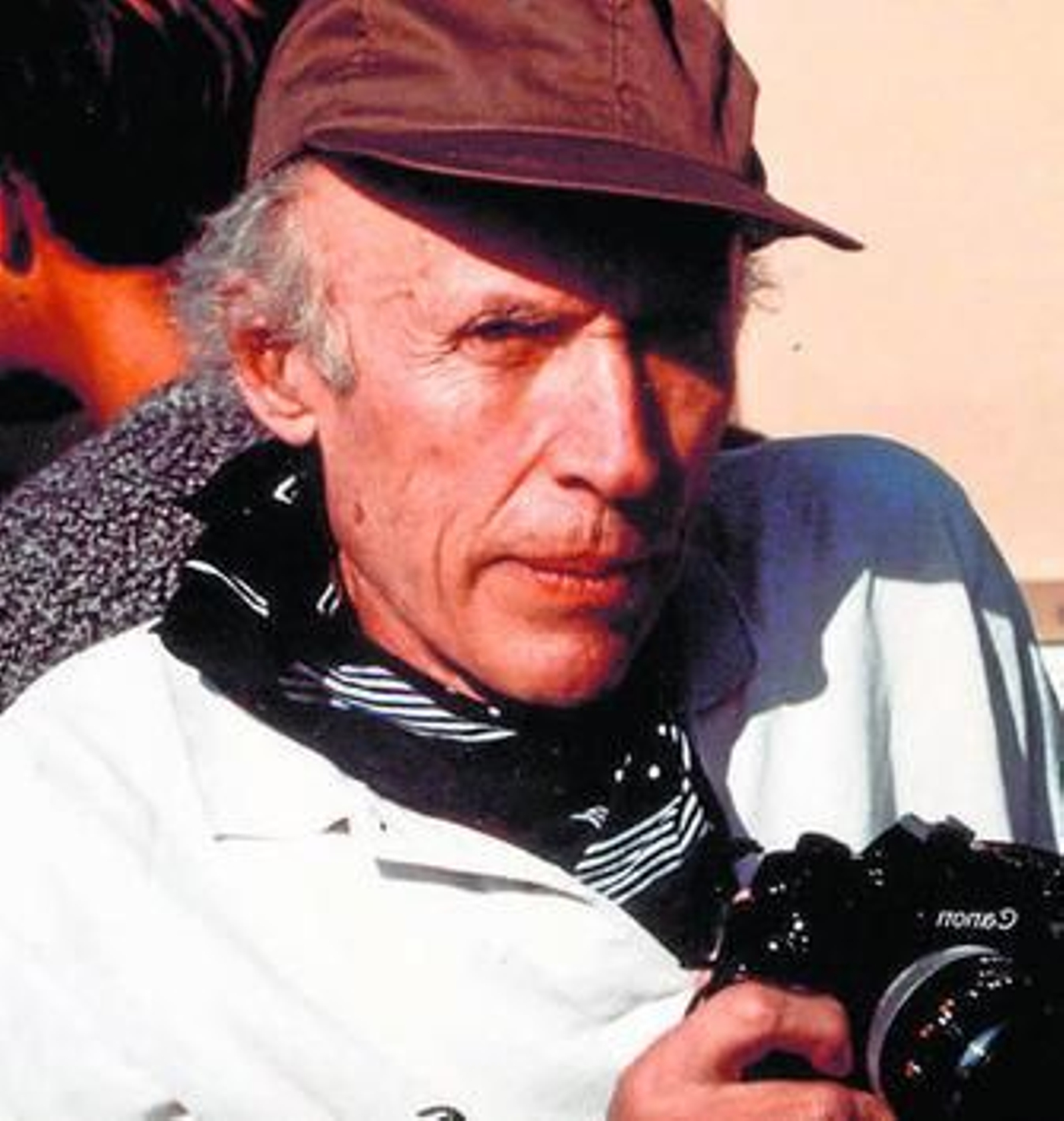 Éric Rohmer (1920-2010), cámara en mano, en una imagen reciente.