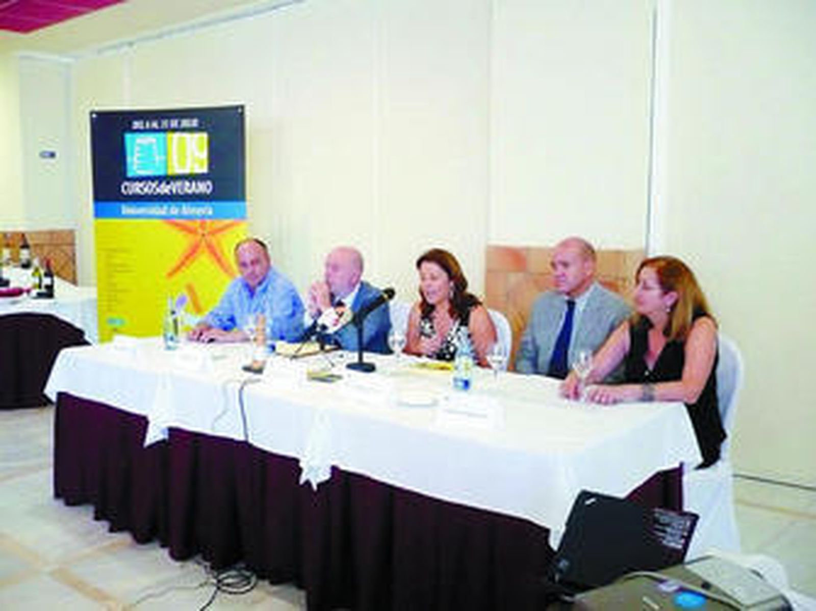 El rector y vicerrector de la UAL inauguraron el curso sobre vinos en Adra.