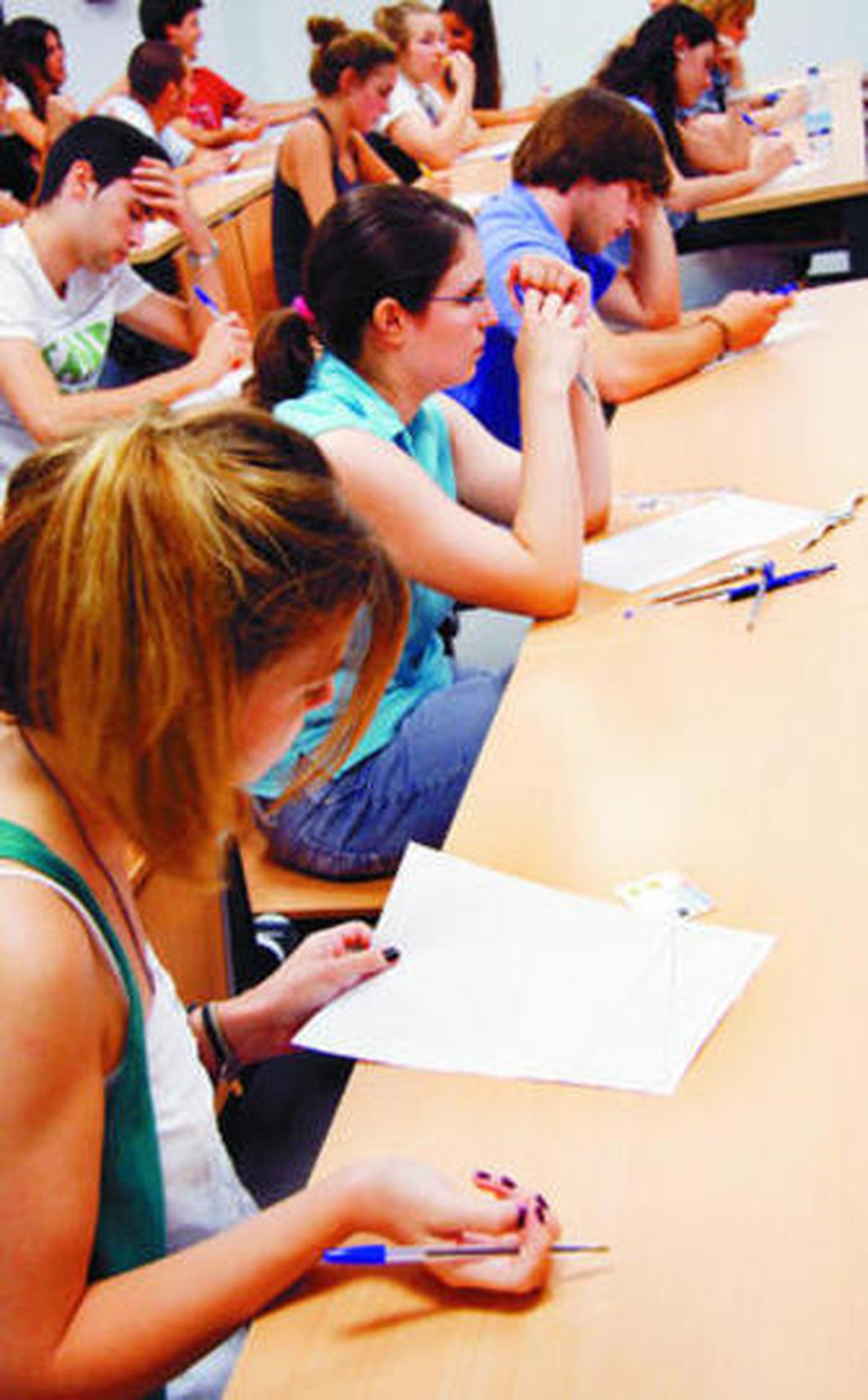 Los estudiantes realizan el examen de Selectividad en la nueva Facultad de Derecho.