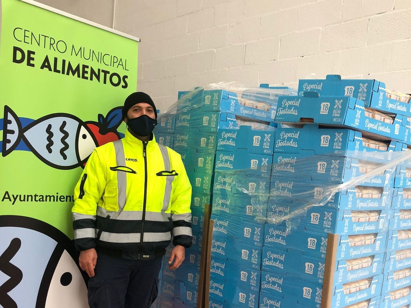 José María García, encargado de la empresa de transportes Cayco, con la donación.