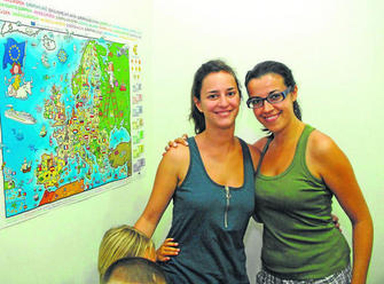 Mamen Lacida (i.) y Sandra Fernández posan en las dependencias de Coeduca.