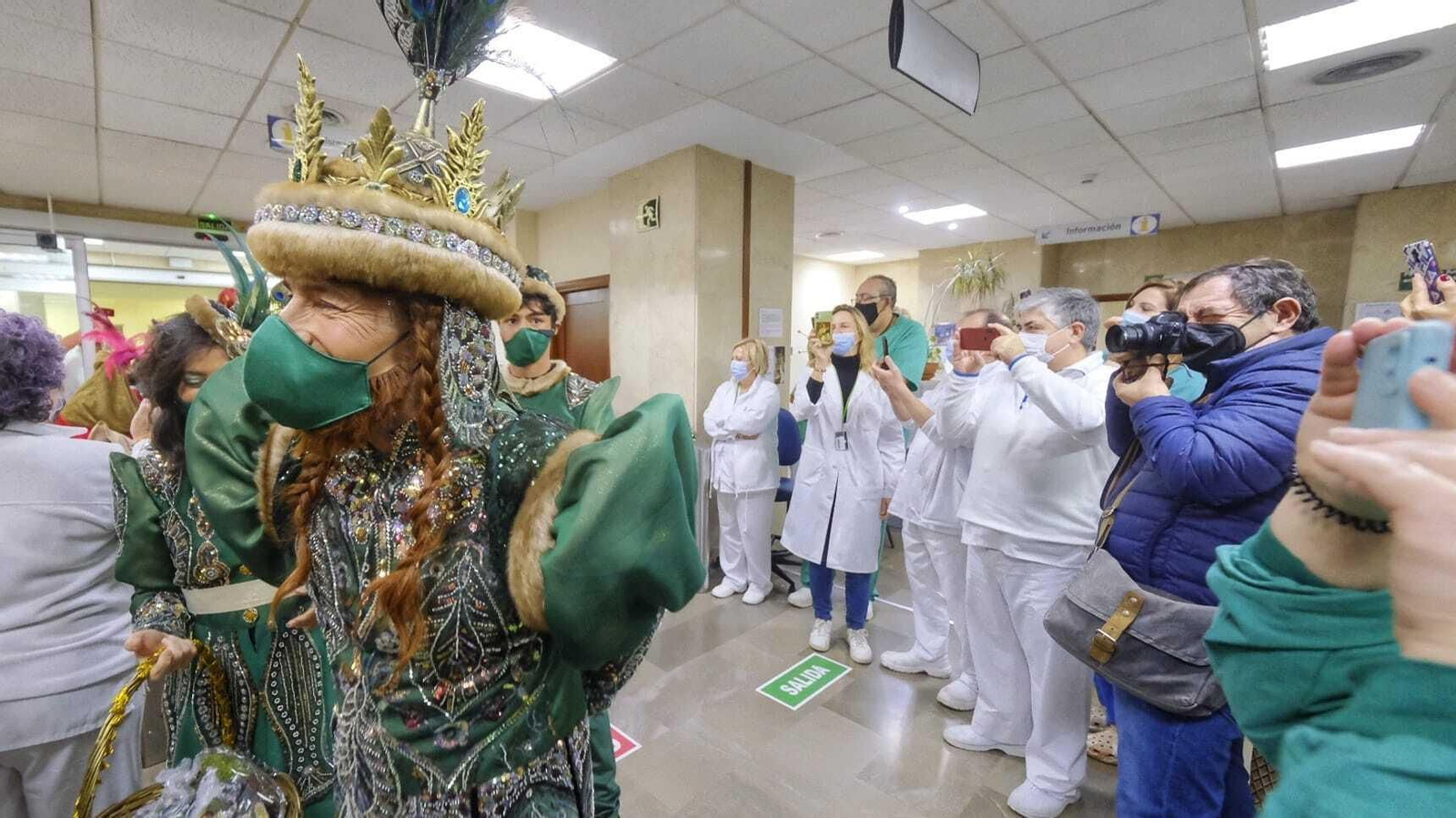 Imágenes de los Reyes Magos recorriendo Cádiz el 5 de enero