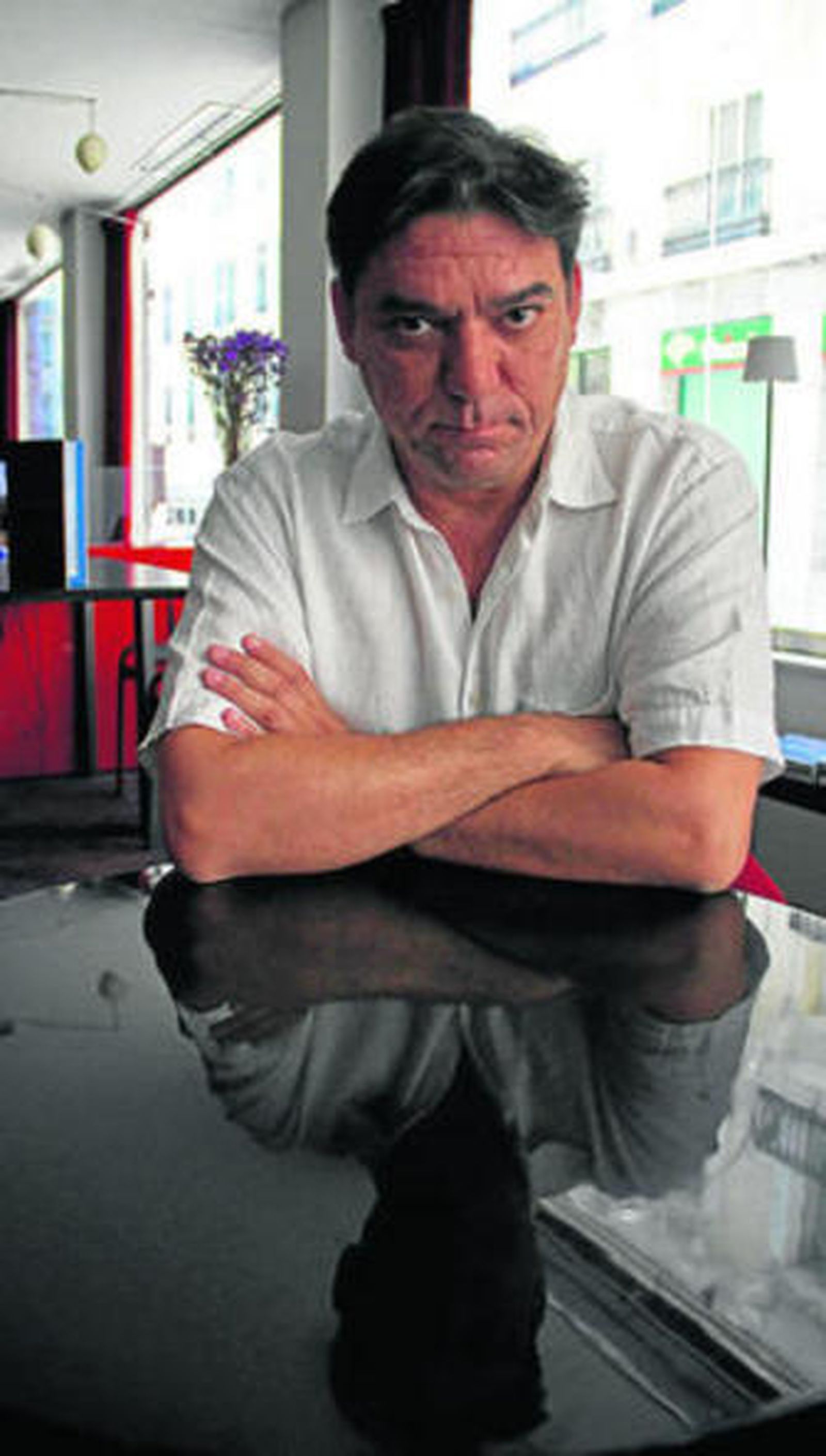 El guionista de 'Amar en tiempos revueltos' se estrena como director.