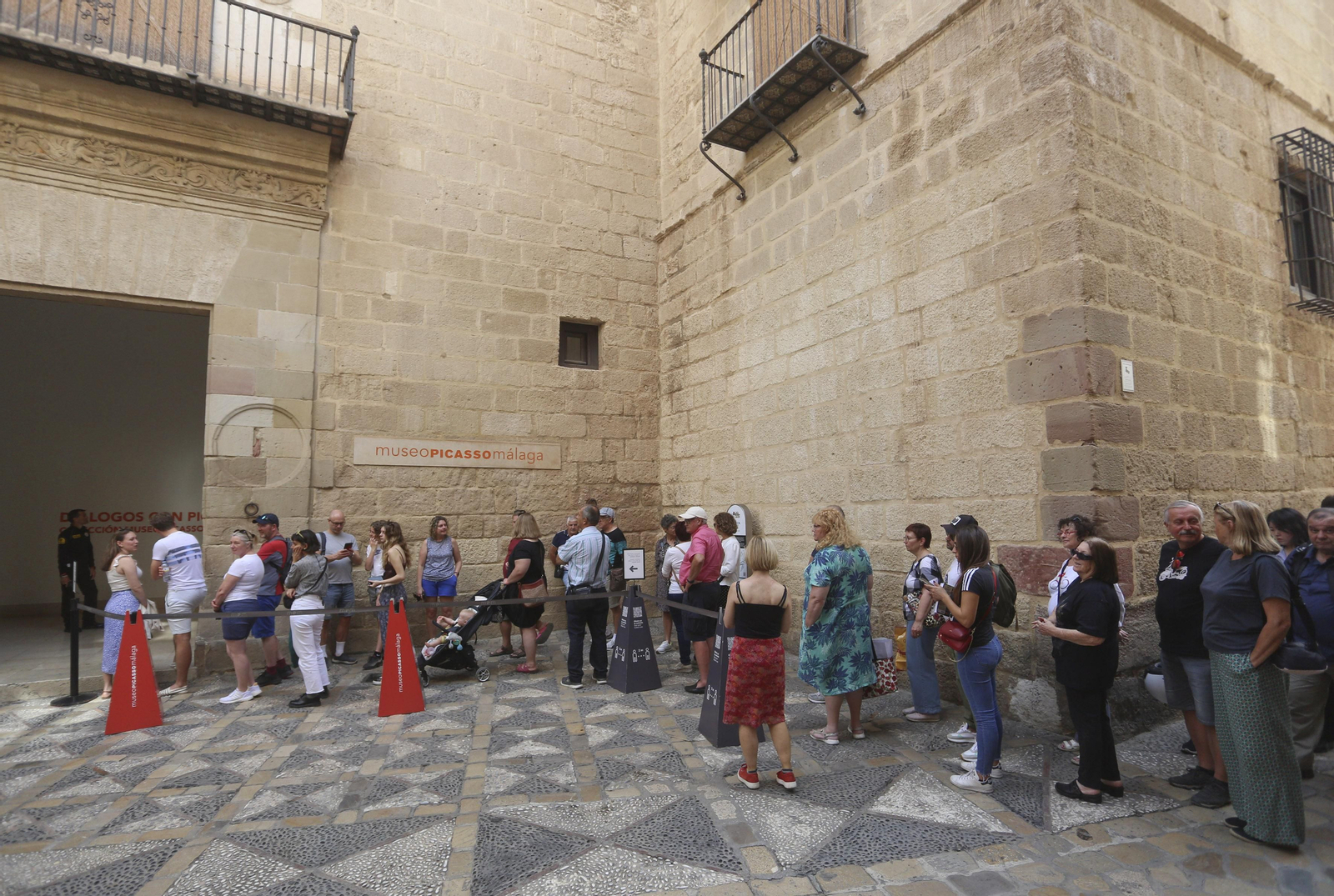 Nadie debería toparse con una sorpresa desagradable en la cola del Museo Picasso. Nadie debería toparse con una sorpresa desagradable en la cola del Museo Picasso.
