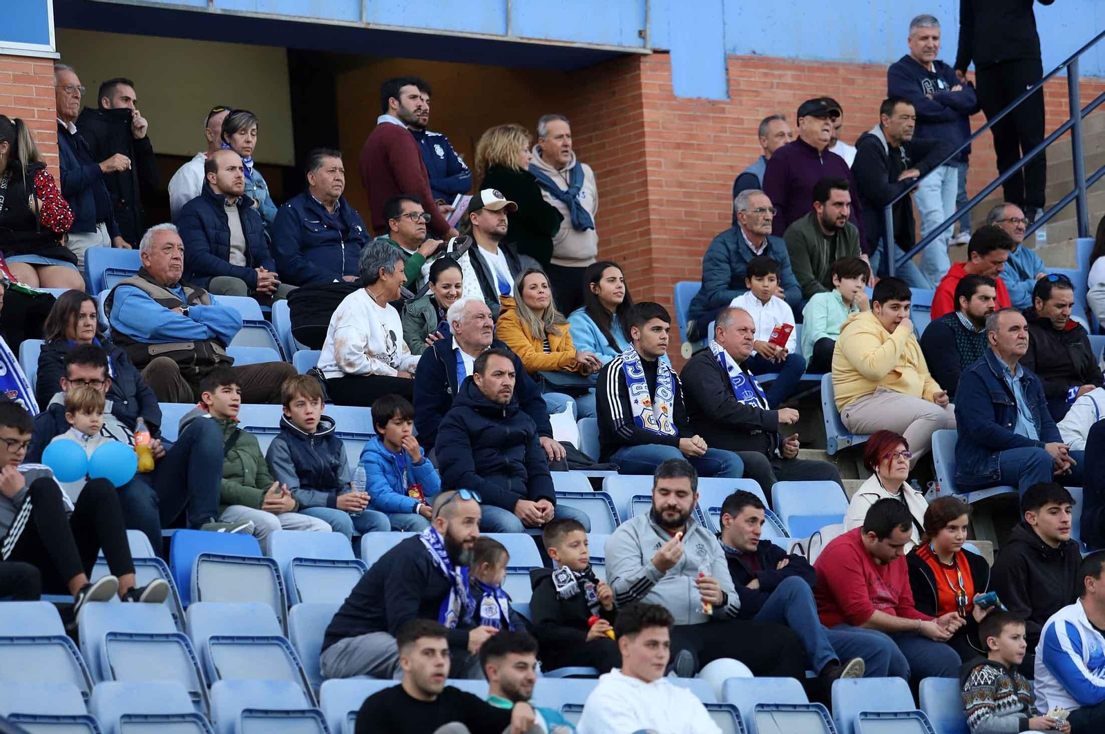 Imágenes del ambiente en las gradas del Nuevo Colombino