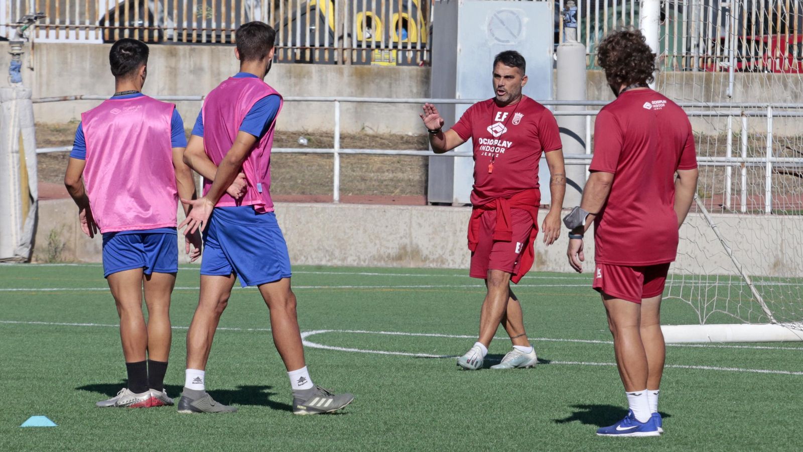 Emilio Fajardo, dando instrucciones en el entrenamiento de este martes.