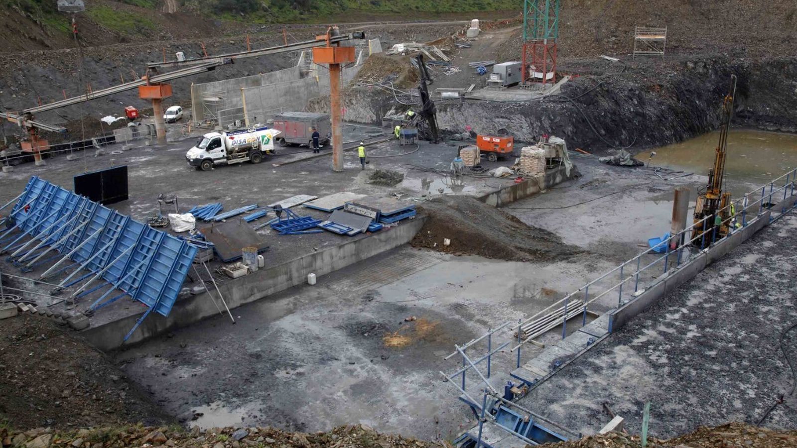 Obras de la presa de Alcolea, en la actualidad paradas desde hace años.