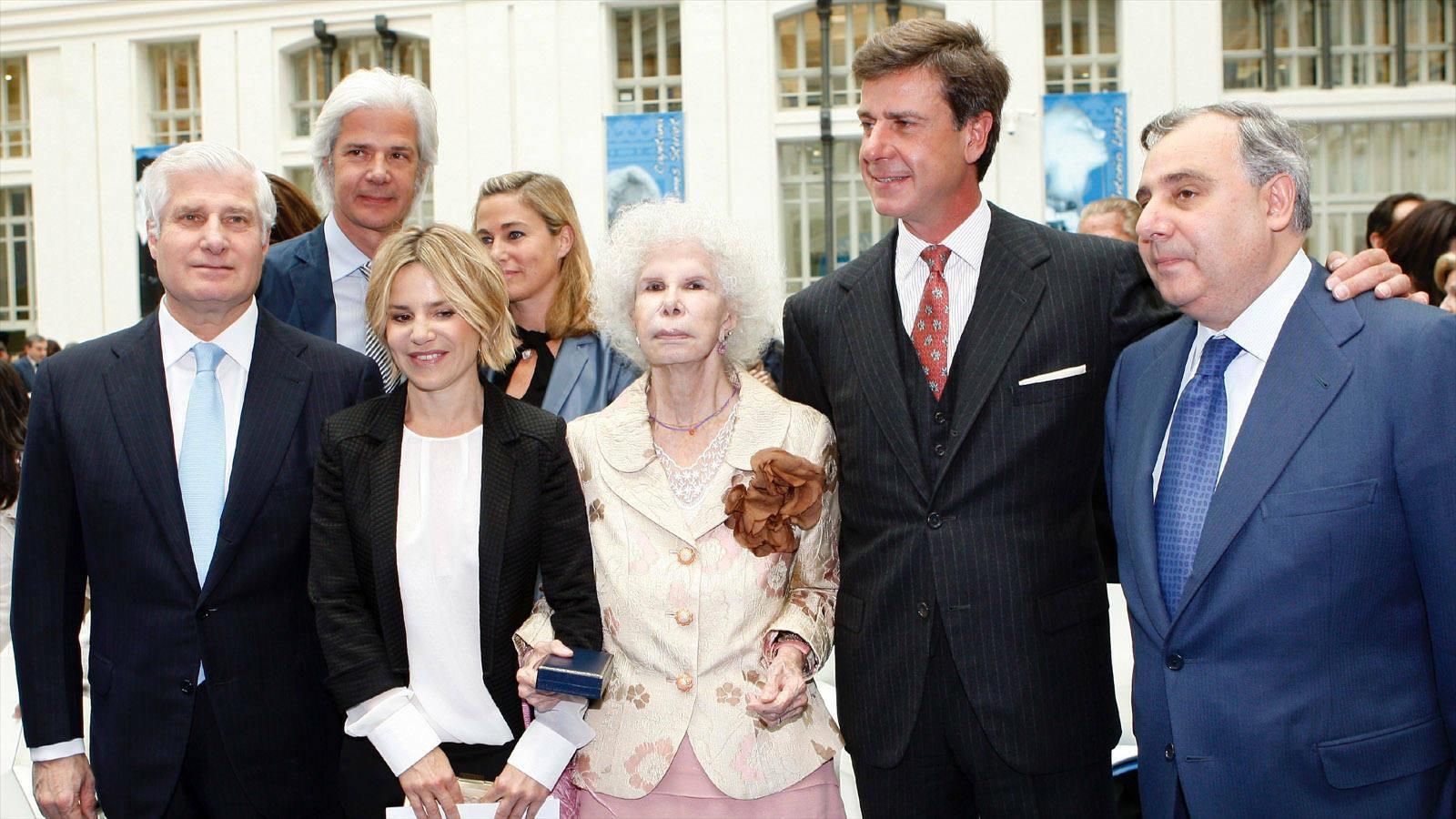 Con su madre, Cayetana de Alba, y cuatro de sus cinco hermanos. Con su madre, Cayetana de Alba, y cuatro de sus cinco hermanos.
