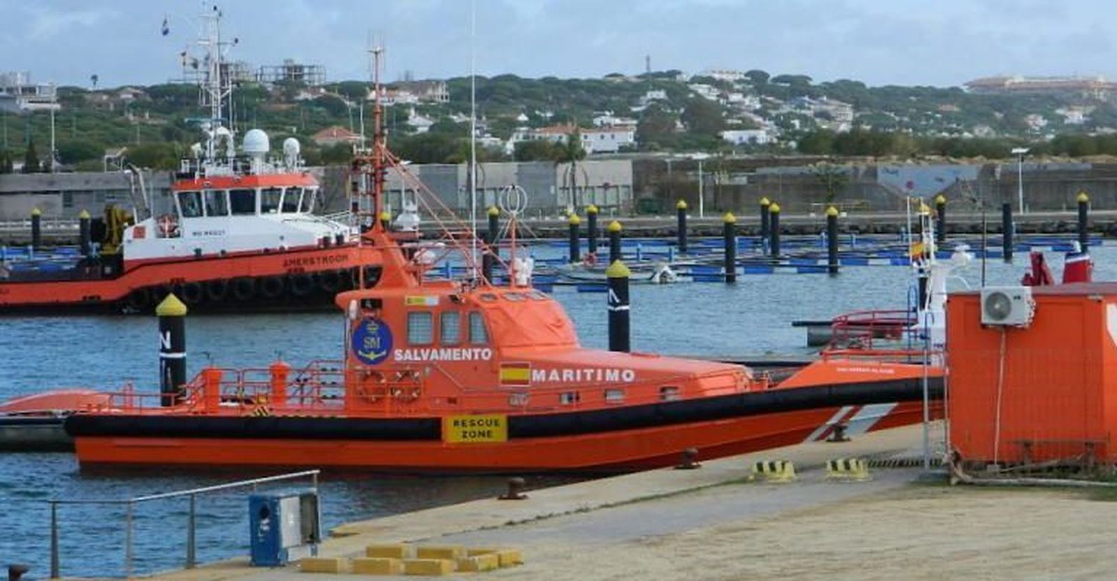 Los menores se encontraban en el agua, en la parte de las rocas del dique exterior del rompeolas