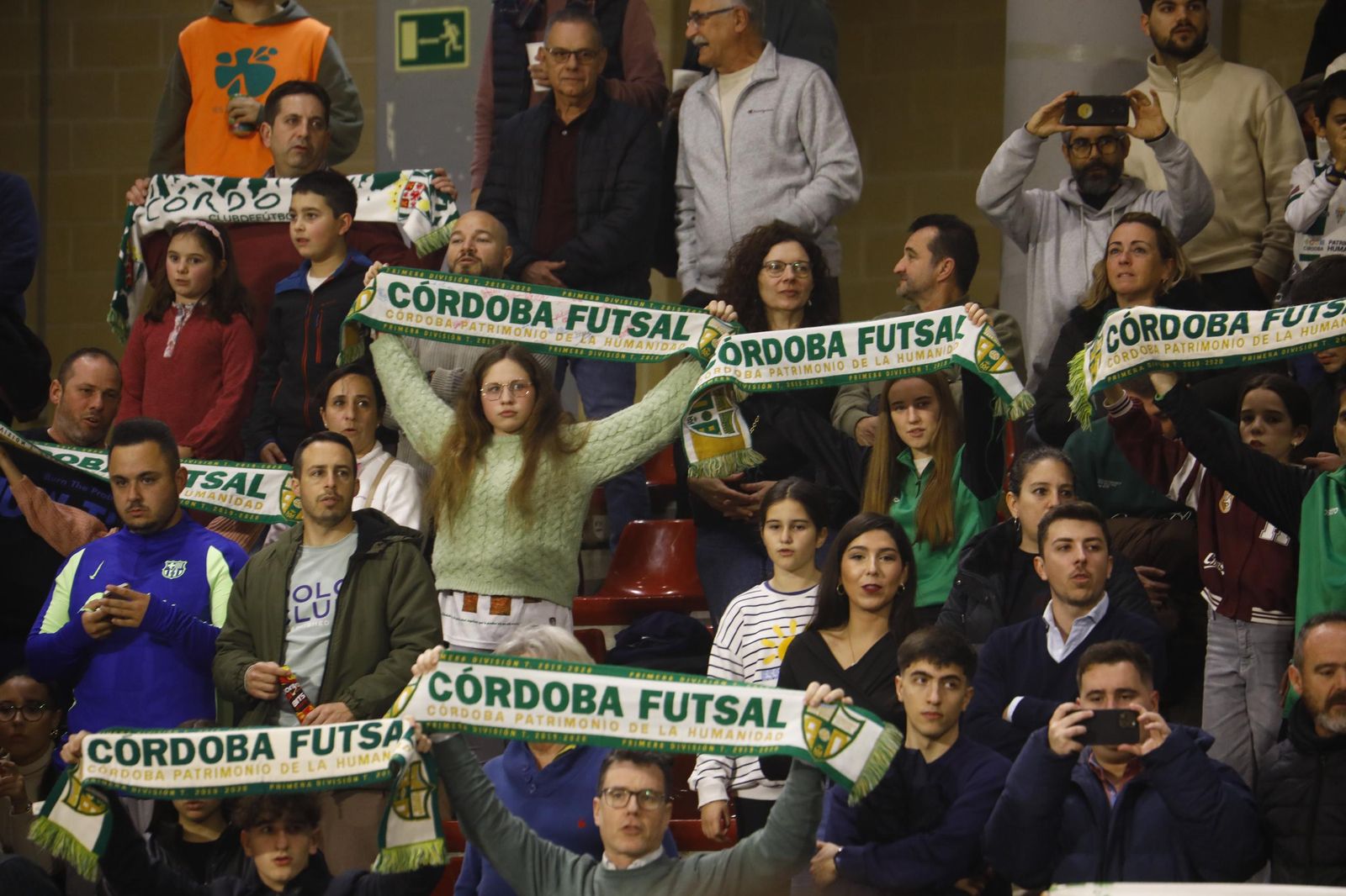 Las mejores fotos del ambiente en Vista Alegre para el Córdoba Futsal - Barça