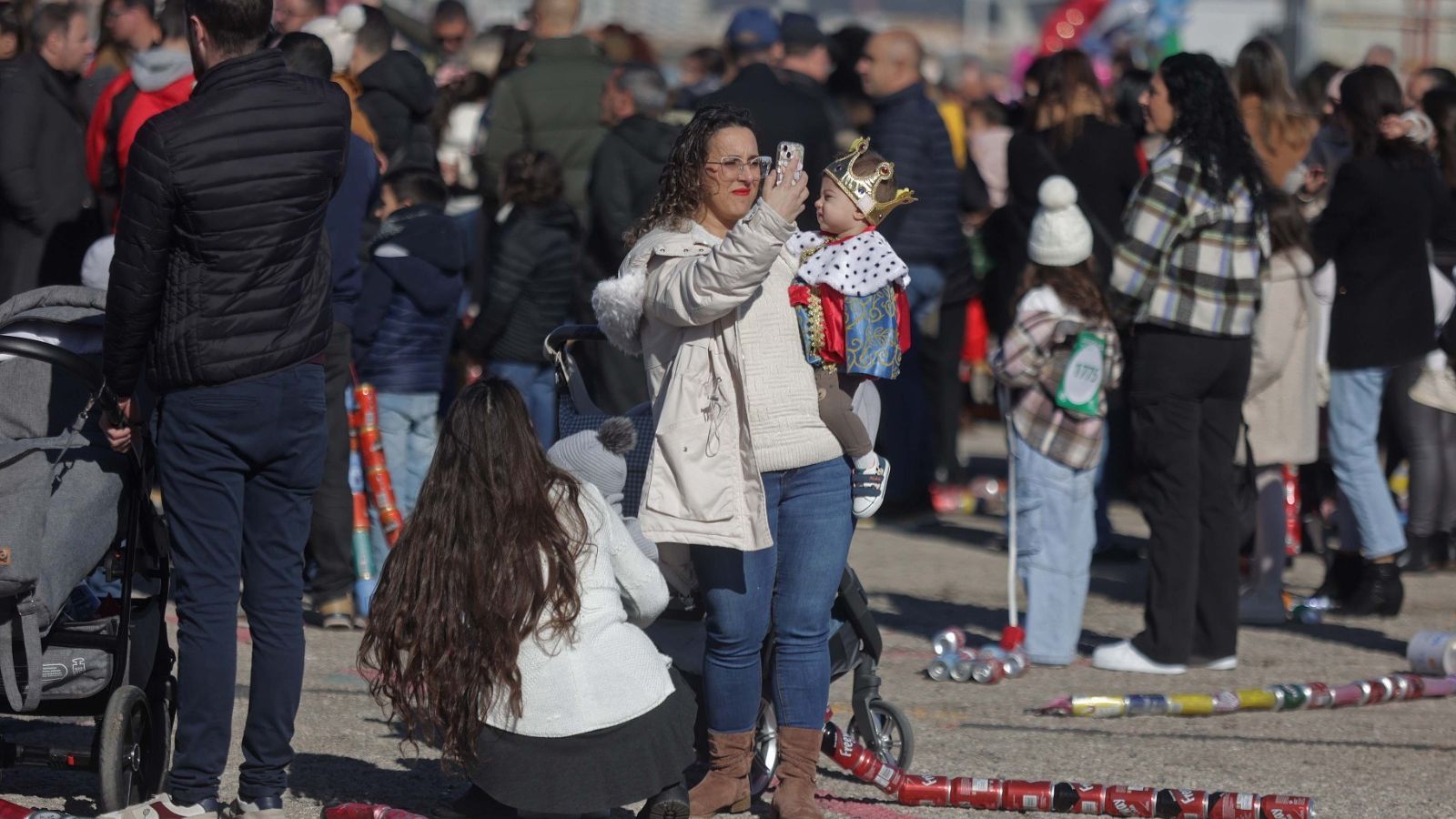 Los niños esperan en el Llano Amarillo la llegada de los Reyes Magos, este viernes.