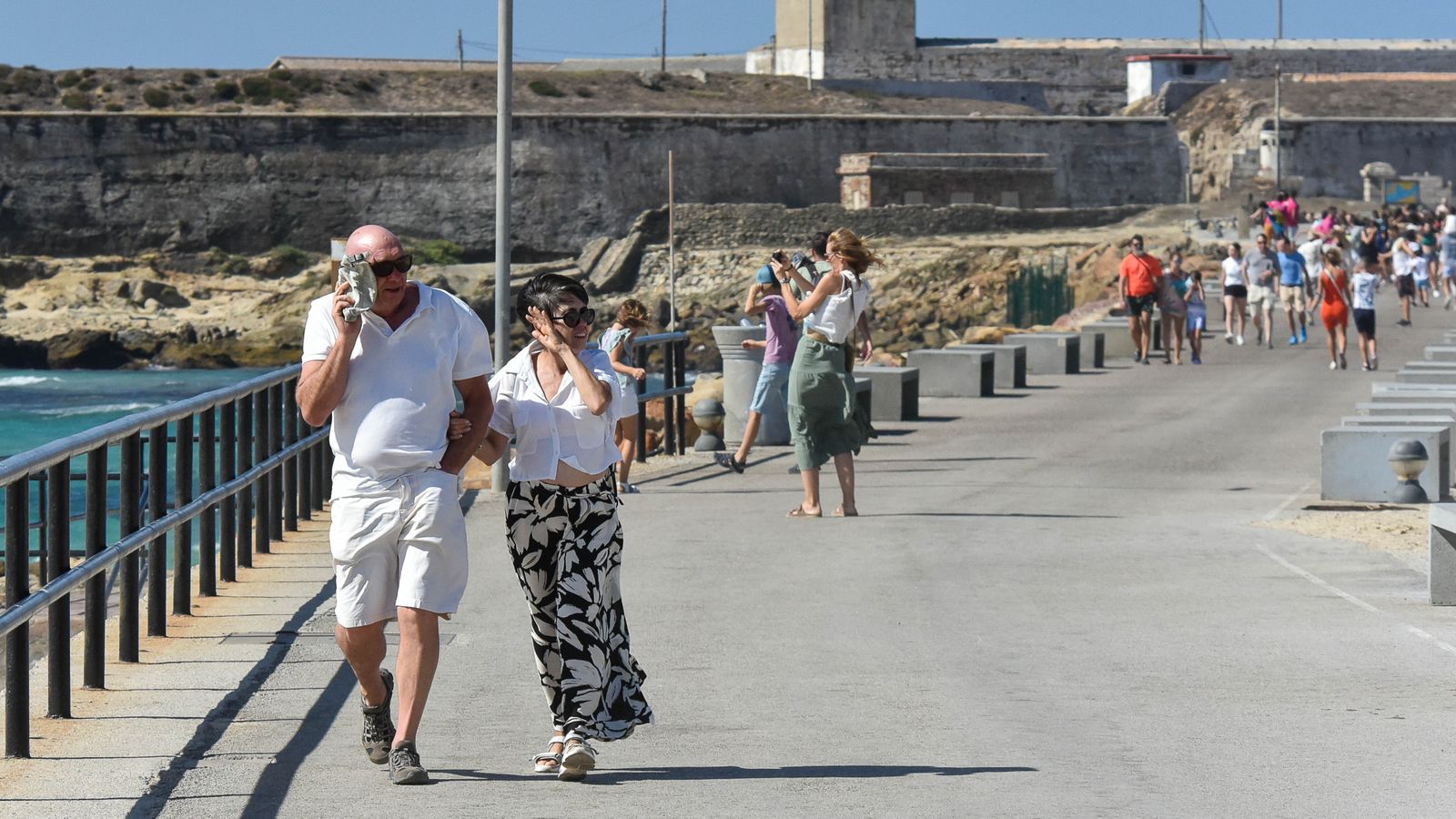 Un día de levante fuerte en Tarifa, en imágenes