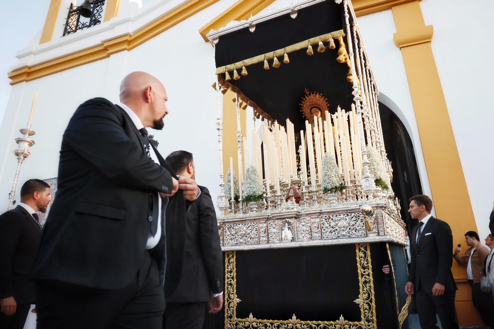 Imágenes de la salida de la Soledad en la Semana Santa de Chiclana 2025