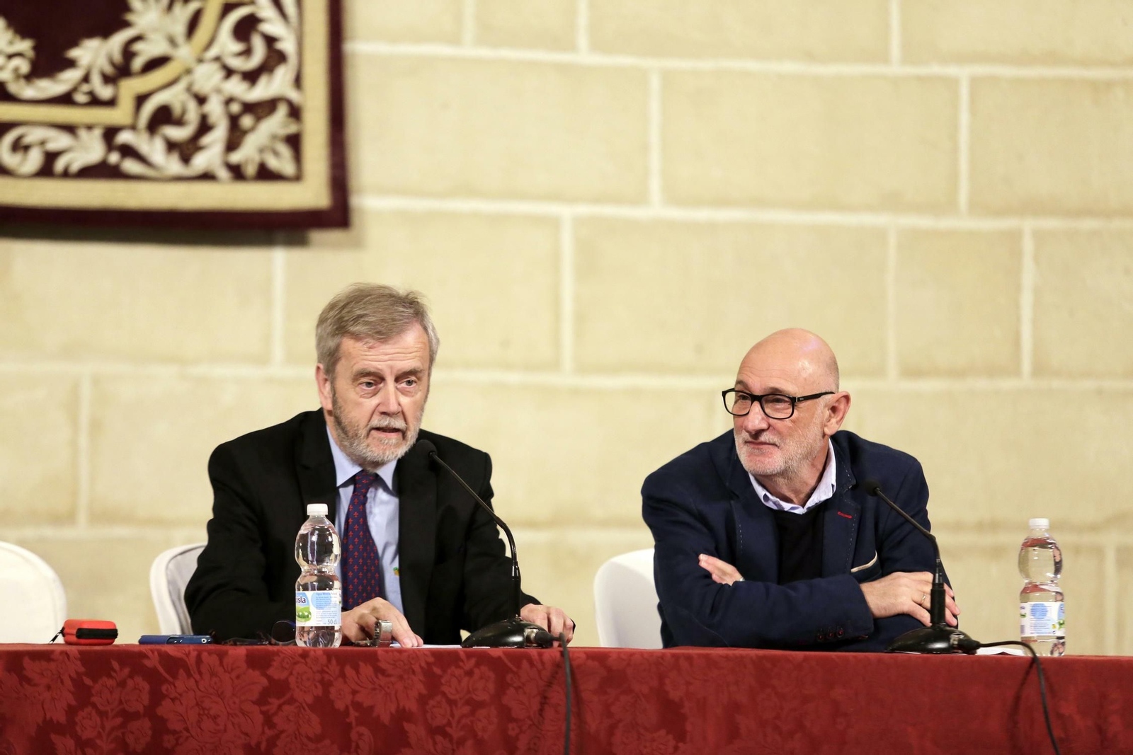 Un momento de la conferencia ayer de Manuel Ravina (i), en los Claustros, junto a Antonio Aguayo. Un momento de la conferencia ayer de Manuel Ravina (i), en los Claustros, junto a Antonio Aguayo.