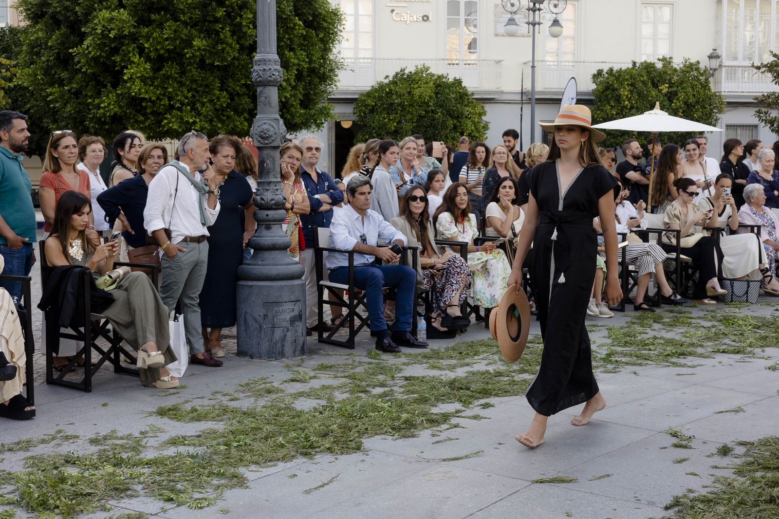 Imágenes del desfile "Cádiz de moda, Cádiz emprende" en la plaza de San Antonio.