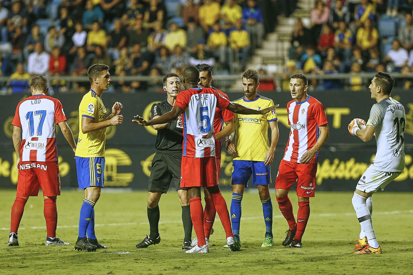 El colegiado riojano Soto Grado, en plena faena durante el Cádiz-Sporting.