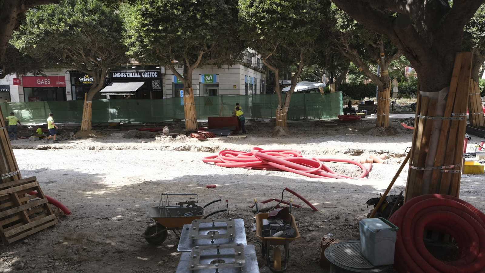 Las obras de peatonalización del Paseo de Almería llegan a la Calle Rueda López, en imágenes