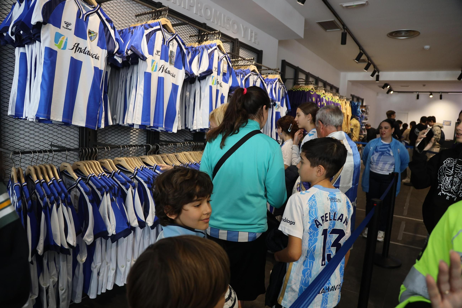 Alto ritmo de ventas en la tienda del Málaga CF por la camiseta retro: "La necesito"