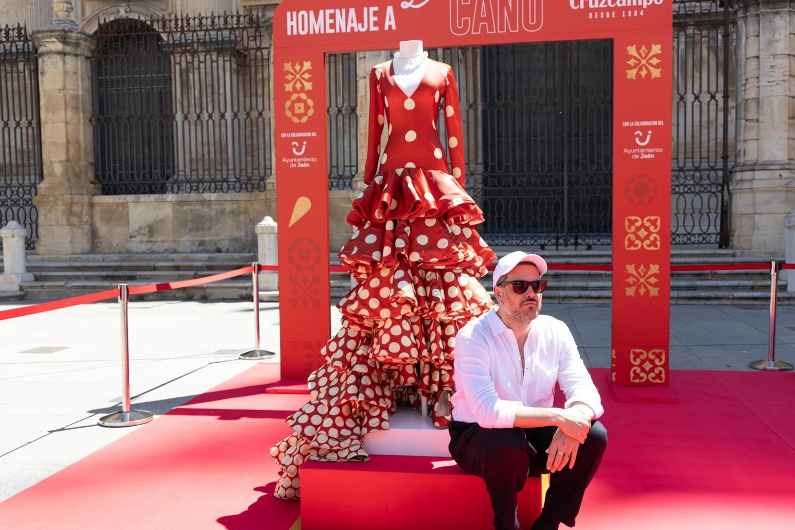 Leandro Cano junto al vestido de la 'Gitana'.