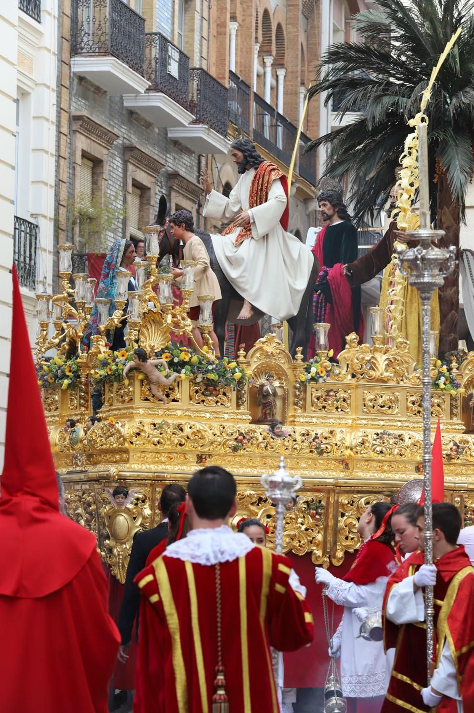 Imágenes del recorrido de la Borriquita  por las calles de Huelva