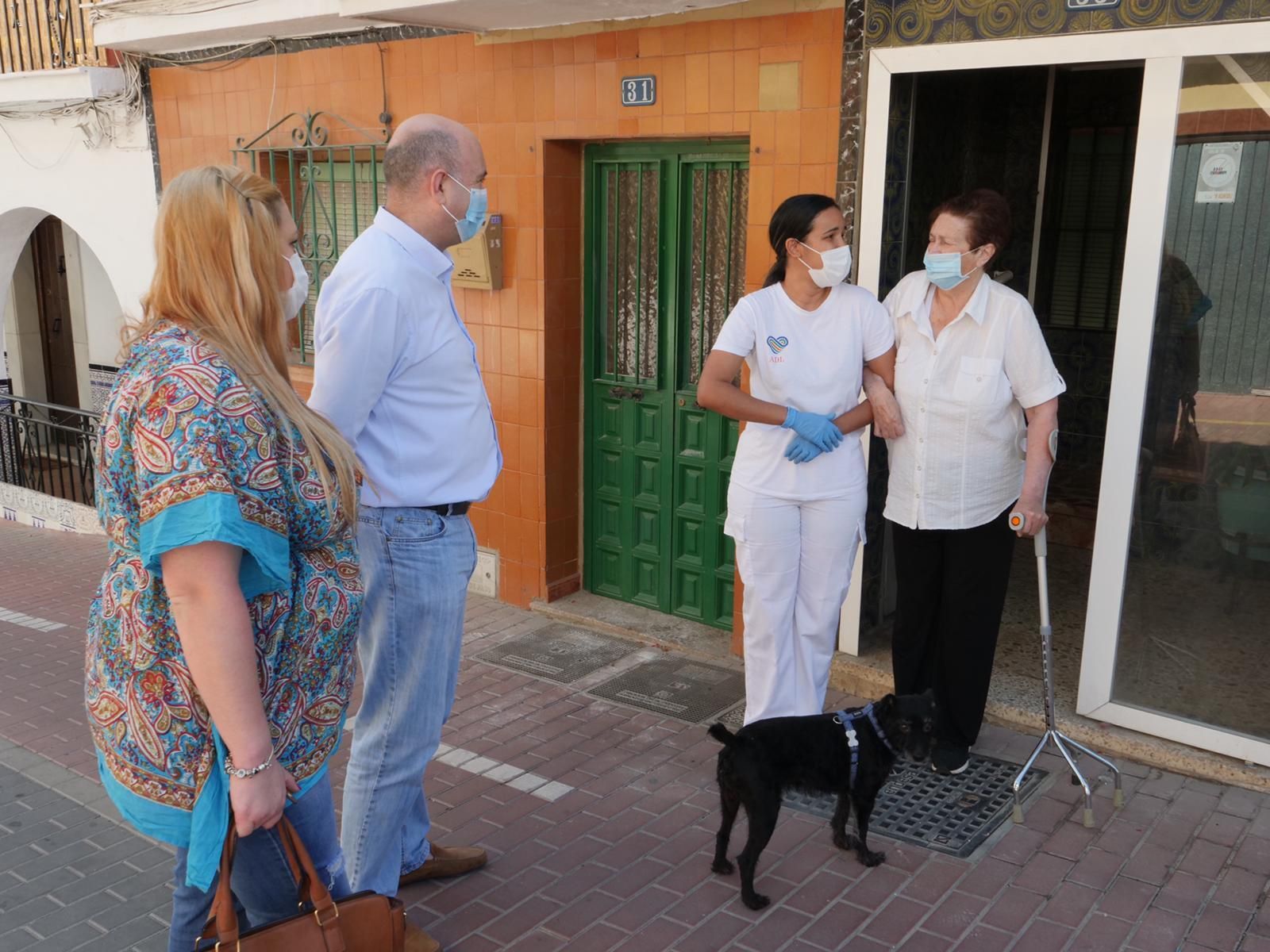 Una auxiliar acompaña en el paseo a una usuaria del servicio de Ayuda a domicilio.
