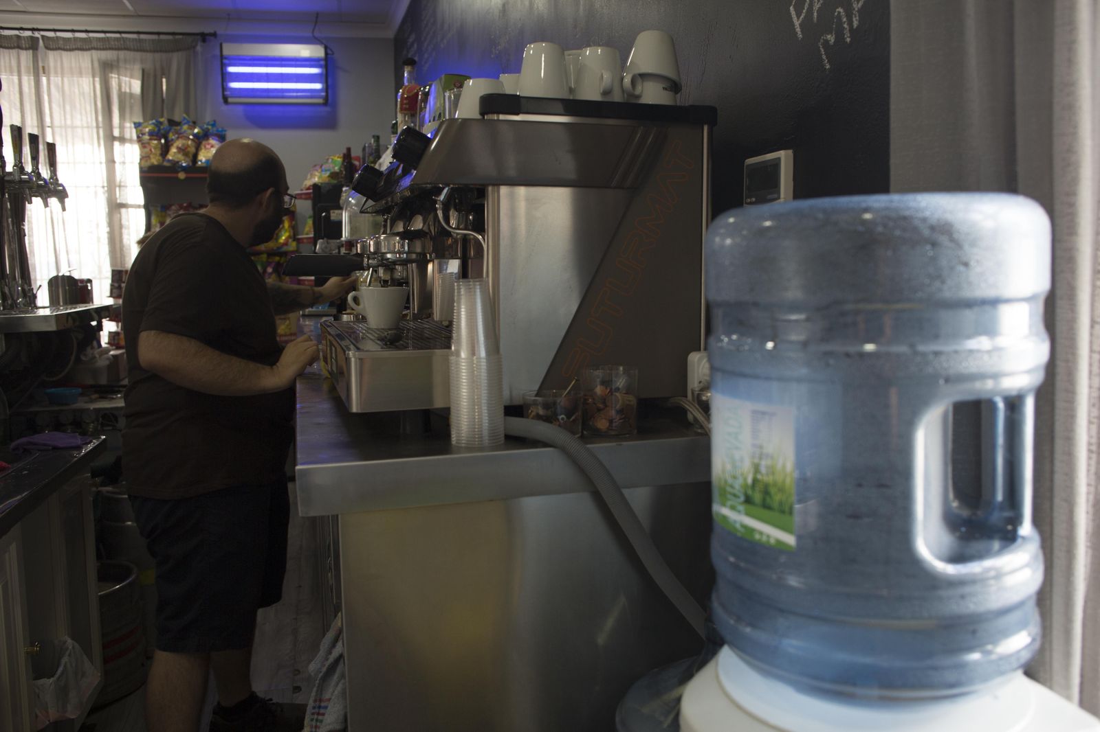 Dispensador en un negocio.