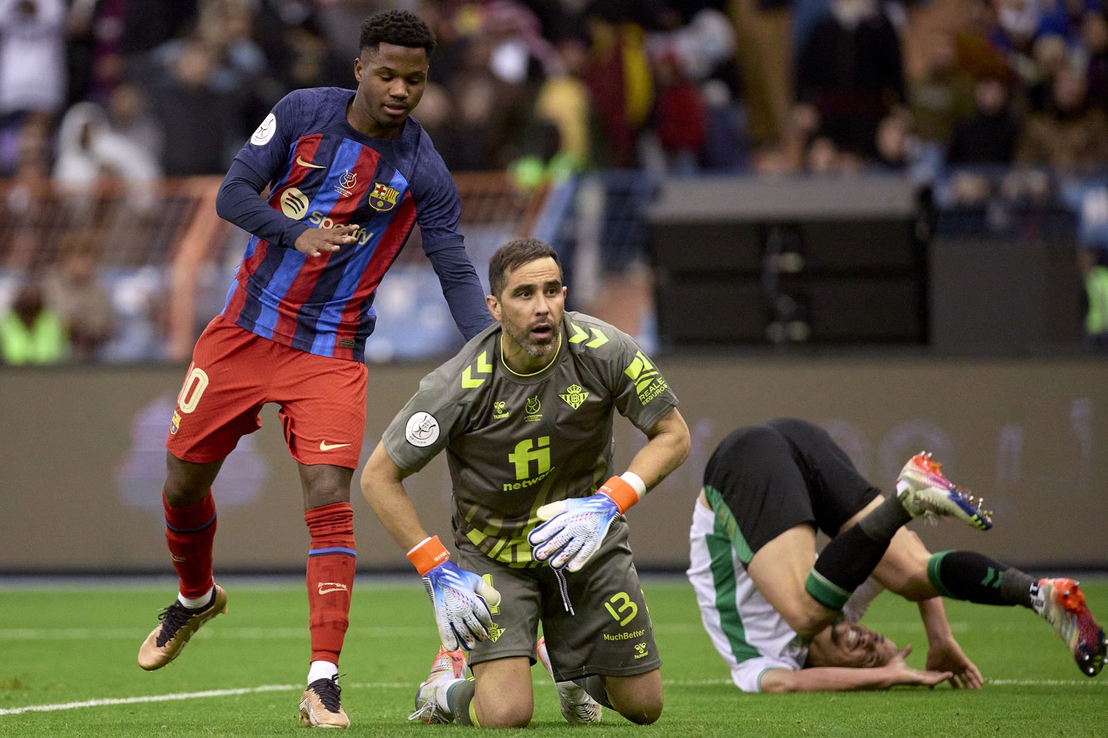 Las fotos de la prórroga y los penaltis del Betis - Barcelona