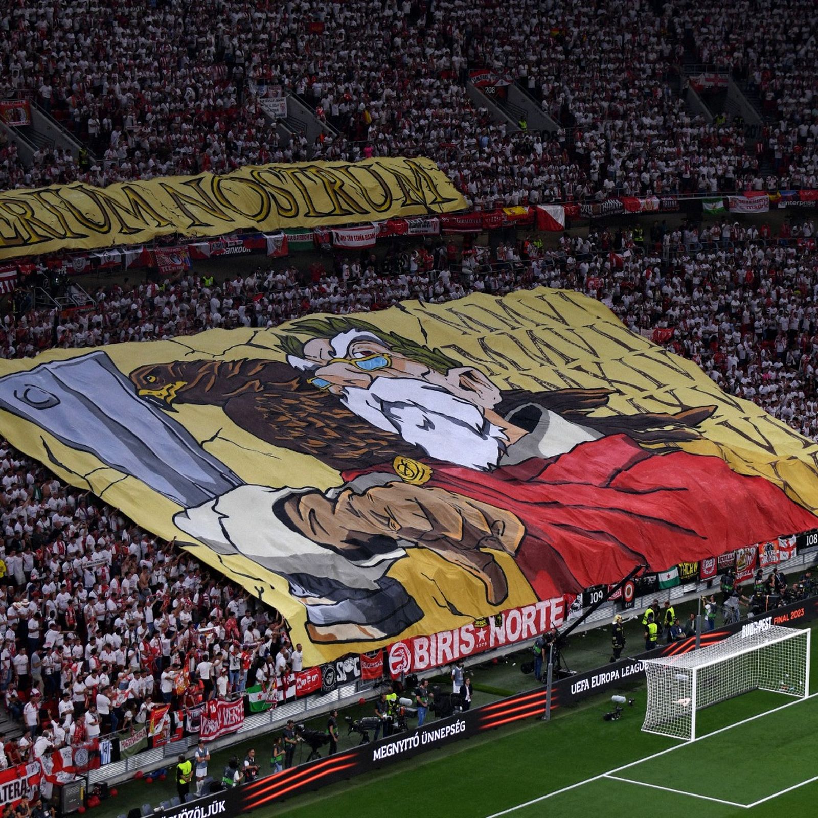 'Imperium nostrum' el mensaje del tifo del Sevilla en Budapest.