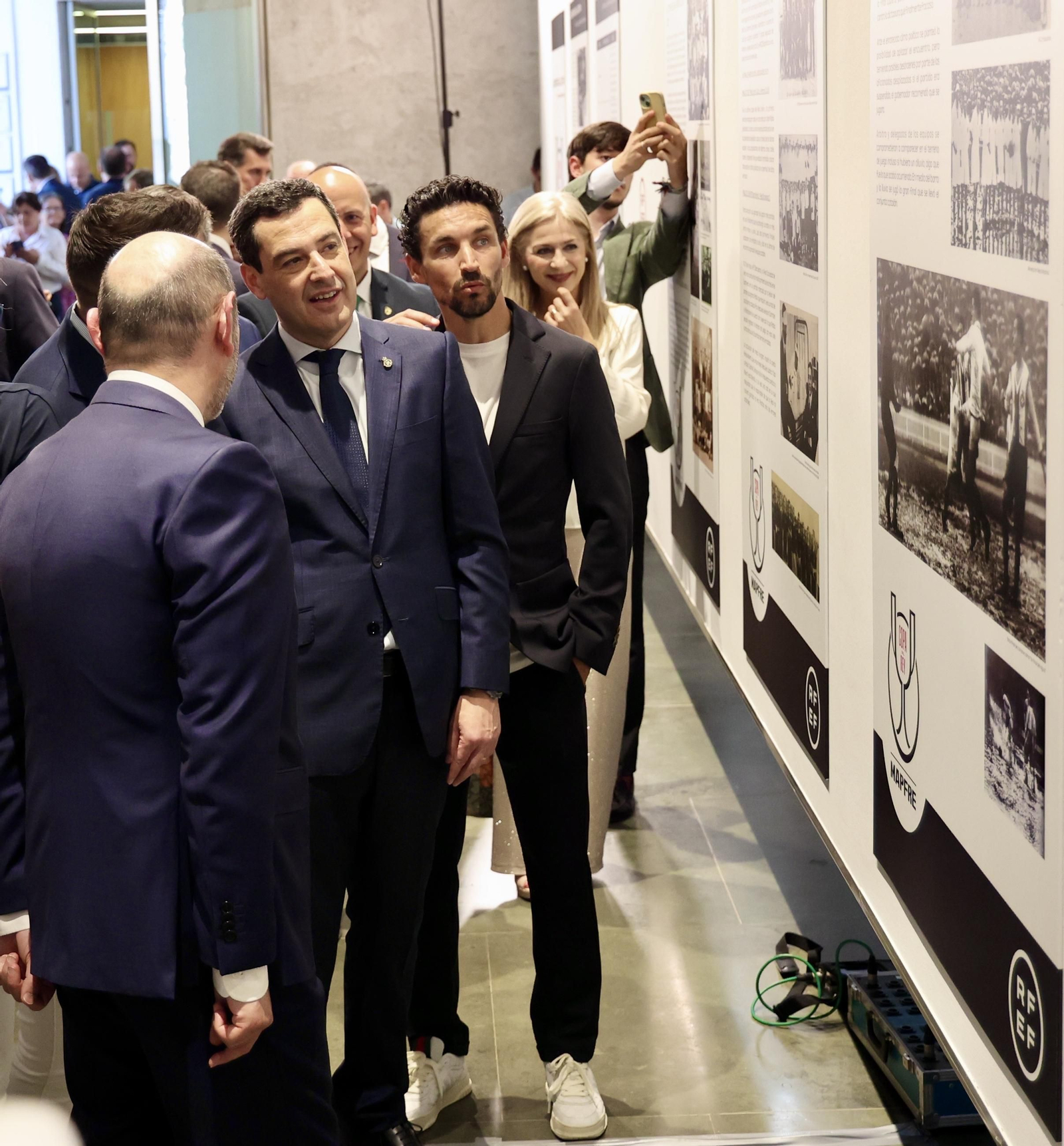 El presidente de la Junta de Andalucía recibe la Copa del Rey e inaugura la exposición "Los reyes de la Copa"