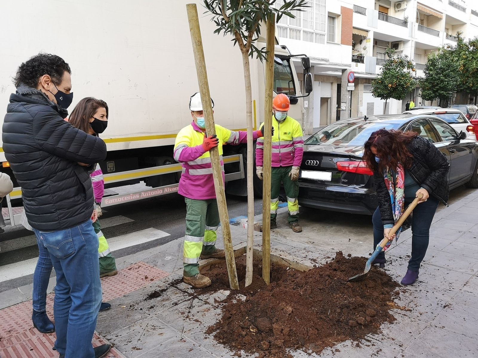 La delegada de Los Remedios, Encarnación Aguilar, durante la plantación de árboles.