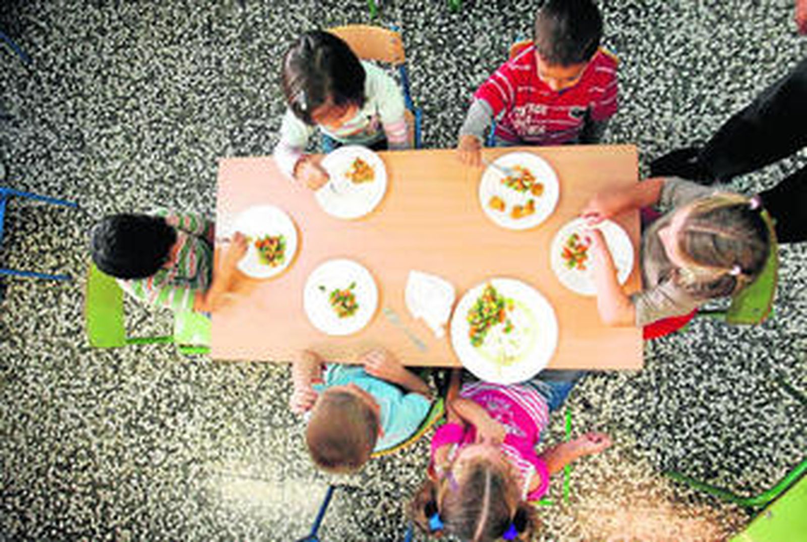 Escolares almuerzan en un comedor de un centro educativo de Huelva.